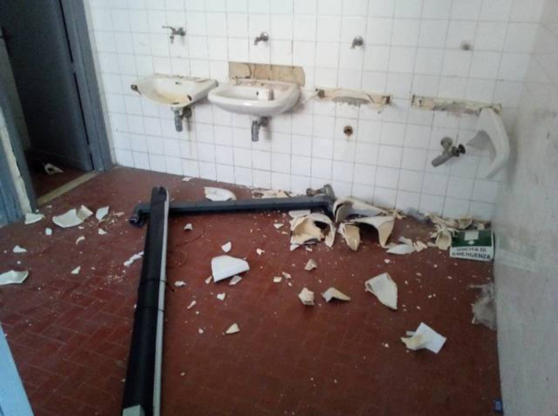 VALGUARNERA. Distruggevano interno di un istituto scolastico per combattere la noia durante le vacanze estive. Denunciati 5 studenti minorenni di Valguarnera Caropepe.