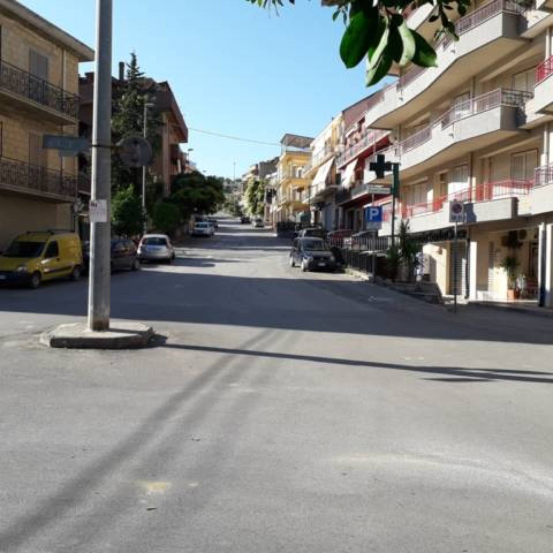 PIETRAPERZIA. Nuovi stalli di sosta gratuiti, quelli con le strisce bianche, in viale Santa Croce e in due traverse. Senso unico nelle stesse traverse.