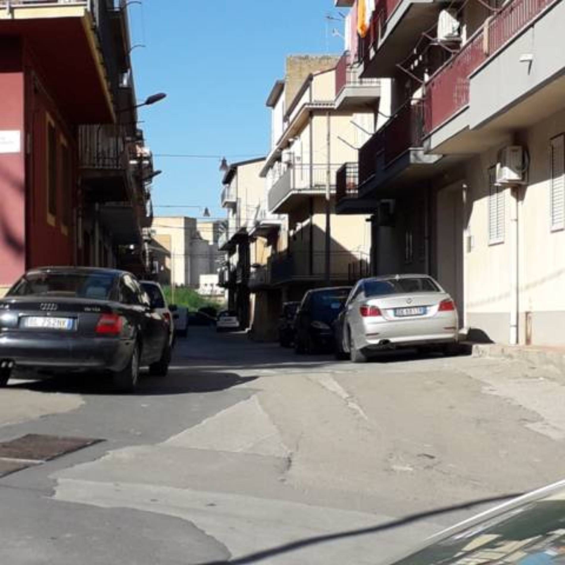PIETRAPERZIA. Nuovi stalli di sosta gratuiti, quelli con le strisce bianche, in viale Santa Croce e in due traverse. Senso unico nelle stesse traverse.