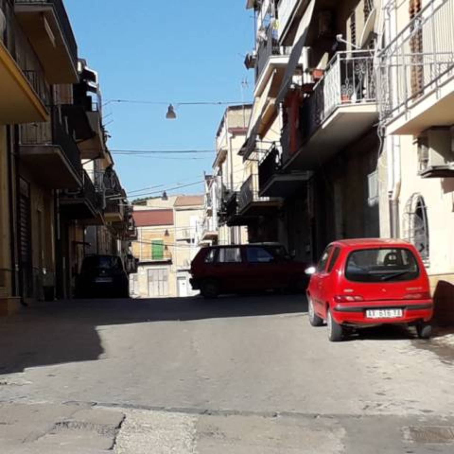 PIETRAPERZIA. Nuovi stalli di sosta gratuiti, quelli con le strisce bianche, in viale Santa Croce e in due traverse. Senso unico nelle stesse traverse.