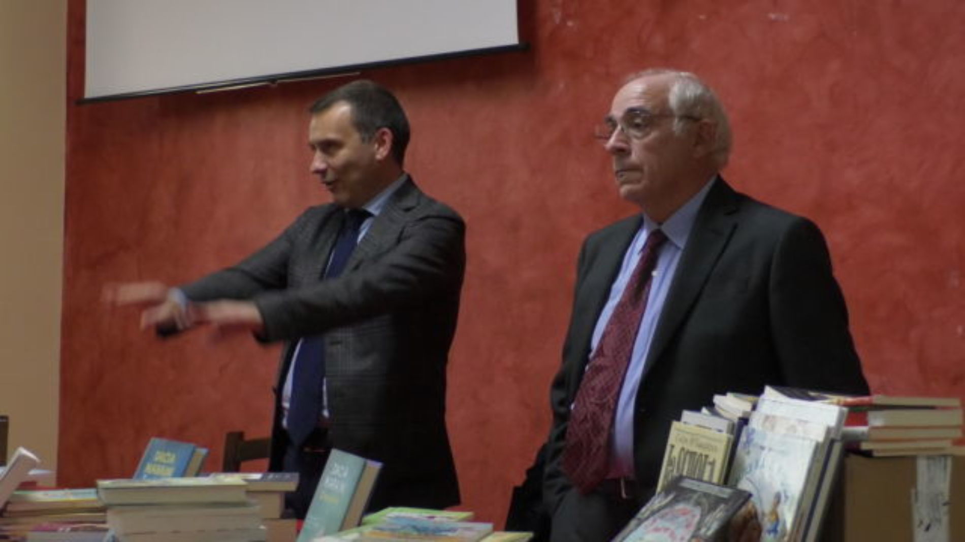 Barrafranca. VIDEO Donati i libri del prof. Pino Giunta e del prof. Carlo Flammà alla biblioteca comunale