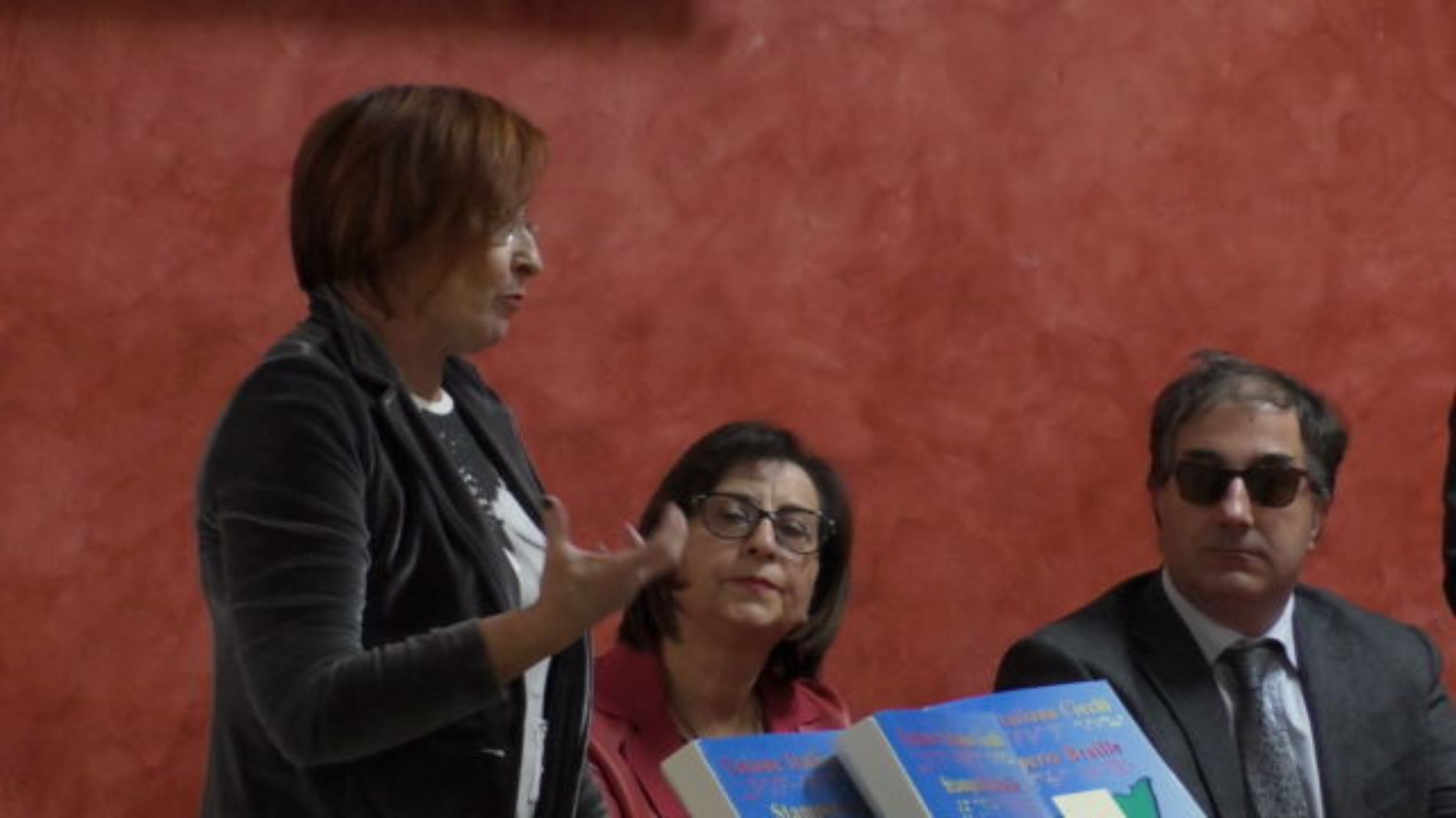 Barrafranca. VIDEO Donati i libri del prof. Pino Giunta e del prof. Carlo Flammà alla biblioteca comunale