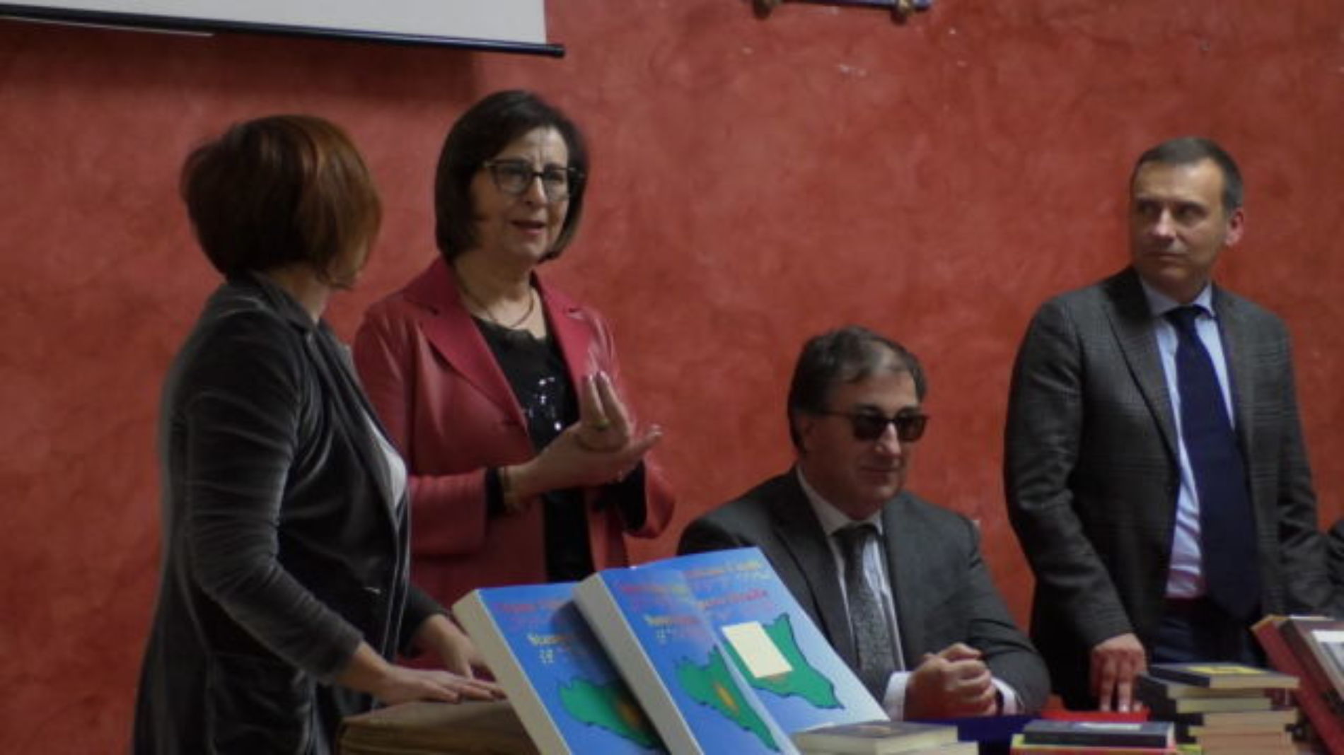 Barrafranca. VIDEO Donati i libri del prof. Pino Giunta e del prof. Carlo Flammà alla biblioteca comunale