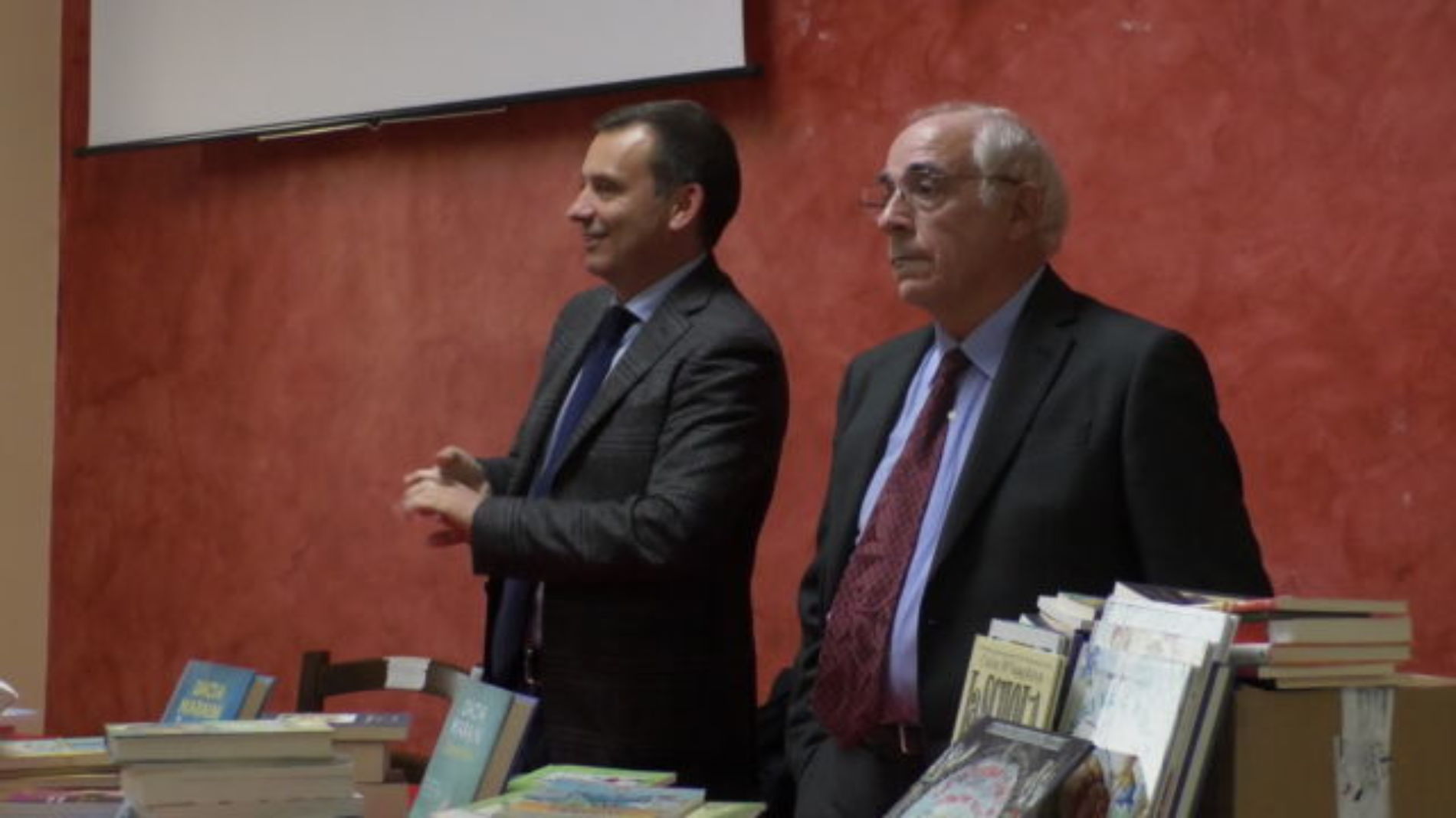 Barrafranca. VIDEO Donati i libri del prof. Pino Giunta e del prof. Carlo Flammà alla biblioteca comunale