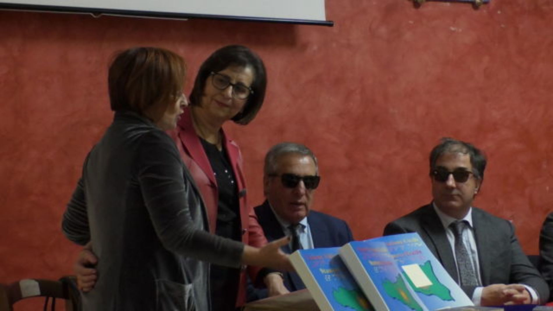 Barrafranca. VIDEO Donati i libri del prof. Pino Giunta e del prof. Carlo Flammà alla biblioteca comunale