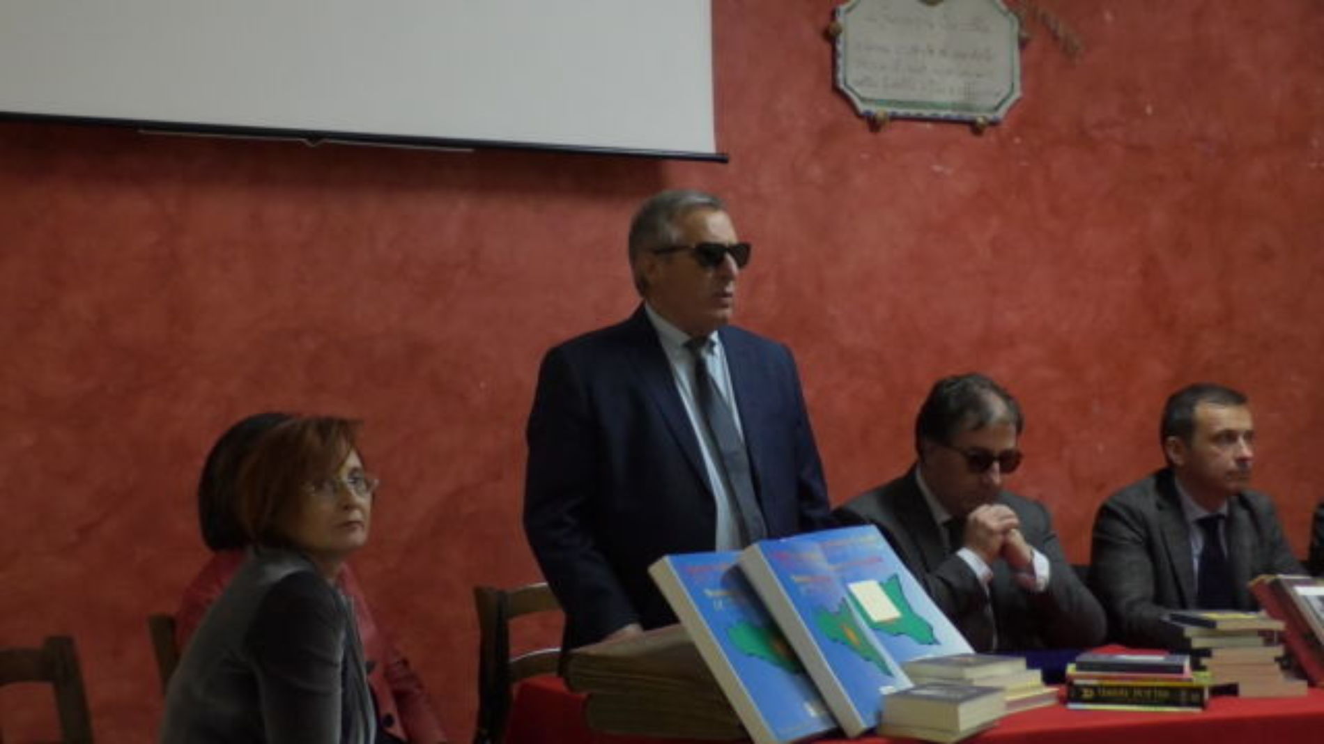 Barrafranca. VIDEO Donati i libri del prof. Pino Giunta e del prof. Carlo Flammà alla biblioteca comunale