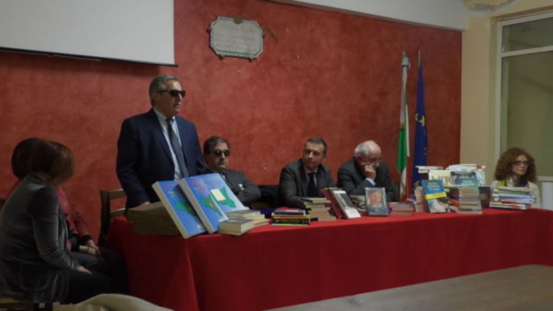 Barrafranca. VIDEO Donati i libri del prof. Pino Giunta e del prof. Carlo Flammà alla biblioteca comunale