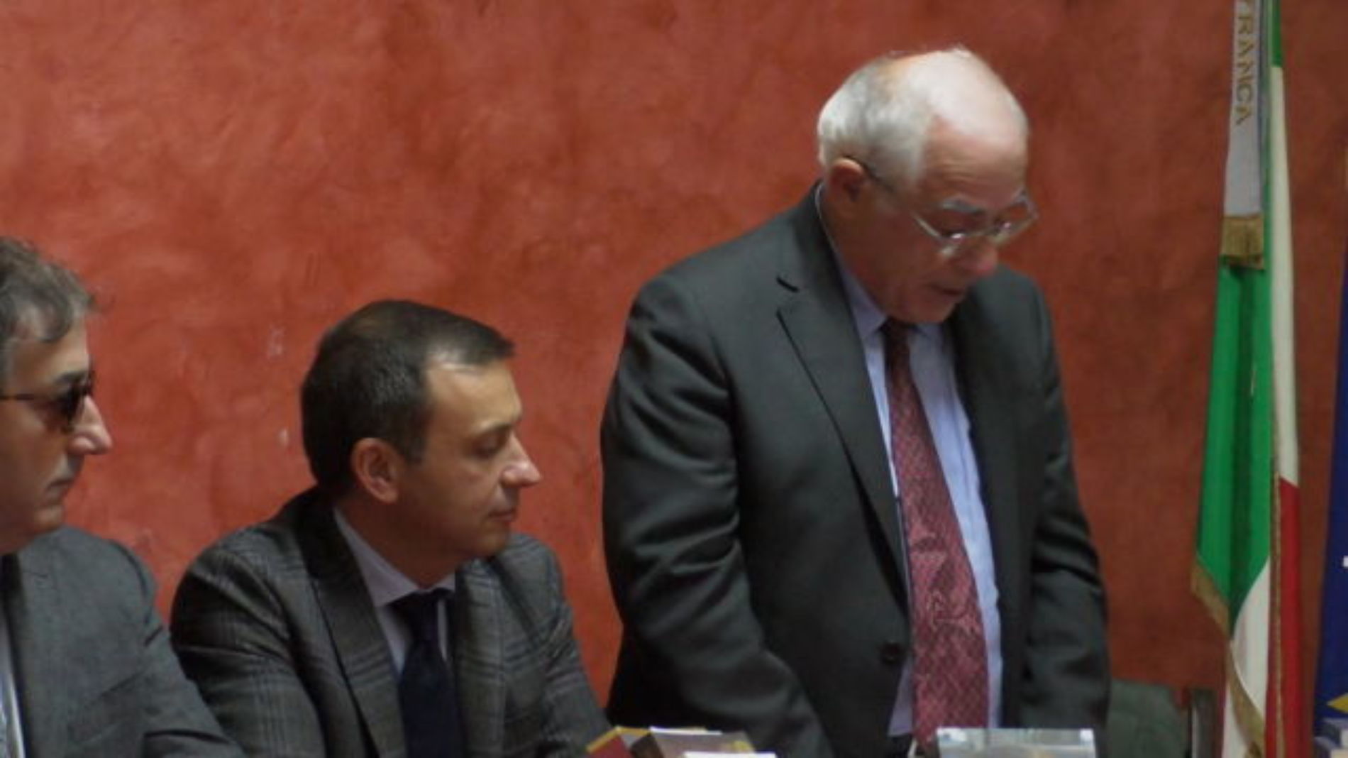 Barrafranca. VIDEO Donati i libri del prof. Pino Giunta e del prof. Carlo Flammà alla biblioteca comunale