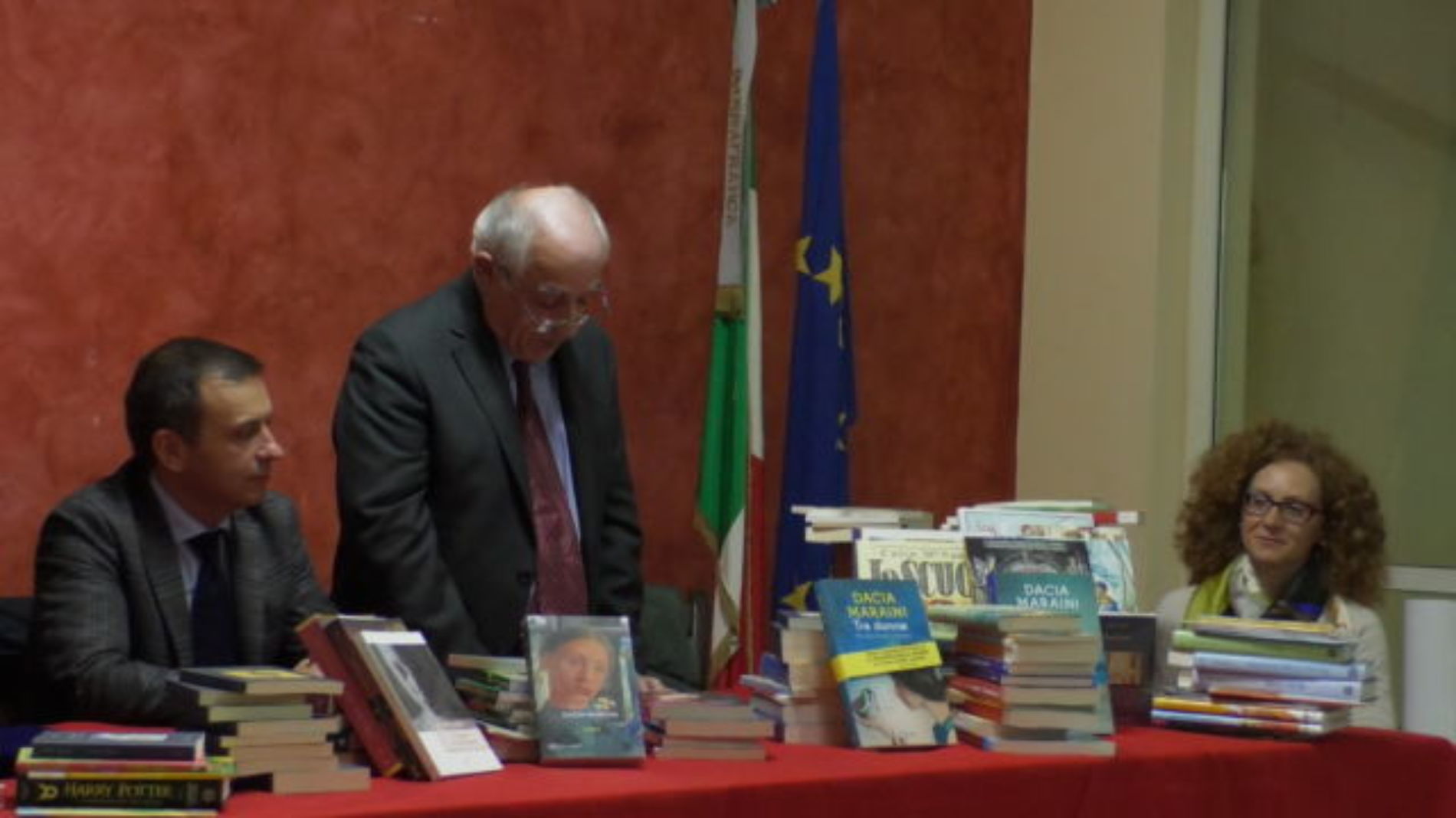 Barrafranca. VIDEO Donati i libri del prof. Pino Giunta e del prof. Carlo Flammà alla biblioteca comunale