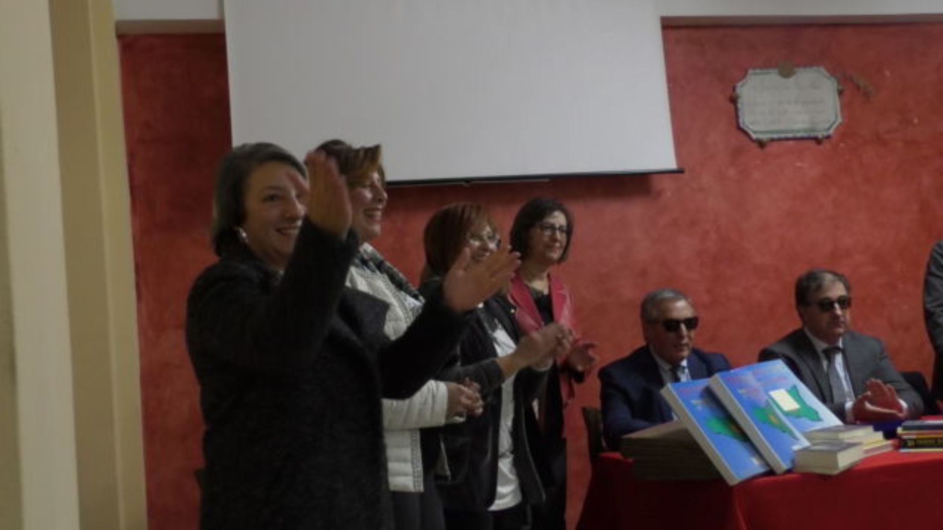 Barrafranca. VIDEO Donati i libri del prof. Pino Giunta e del prof. Carlo Flammà alla biblioteca comunale