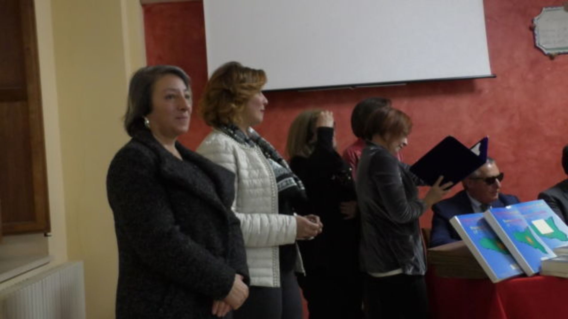 Barrafranca. VIDEO Donati i libri del prof. Pino Giunta e del prof. Carlo Flammà alla biblioteca comunale