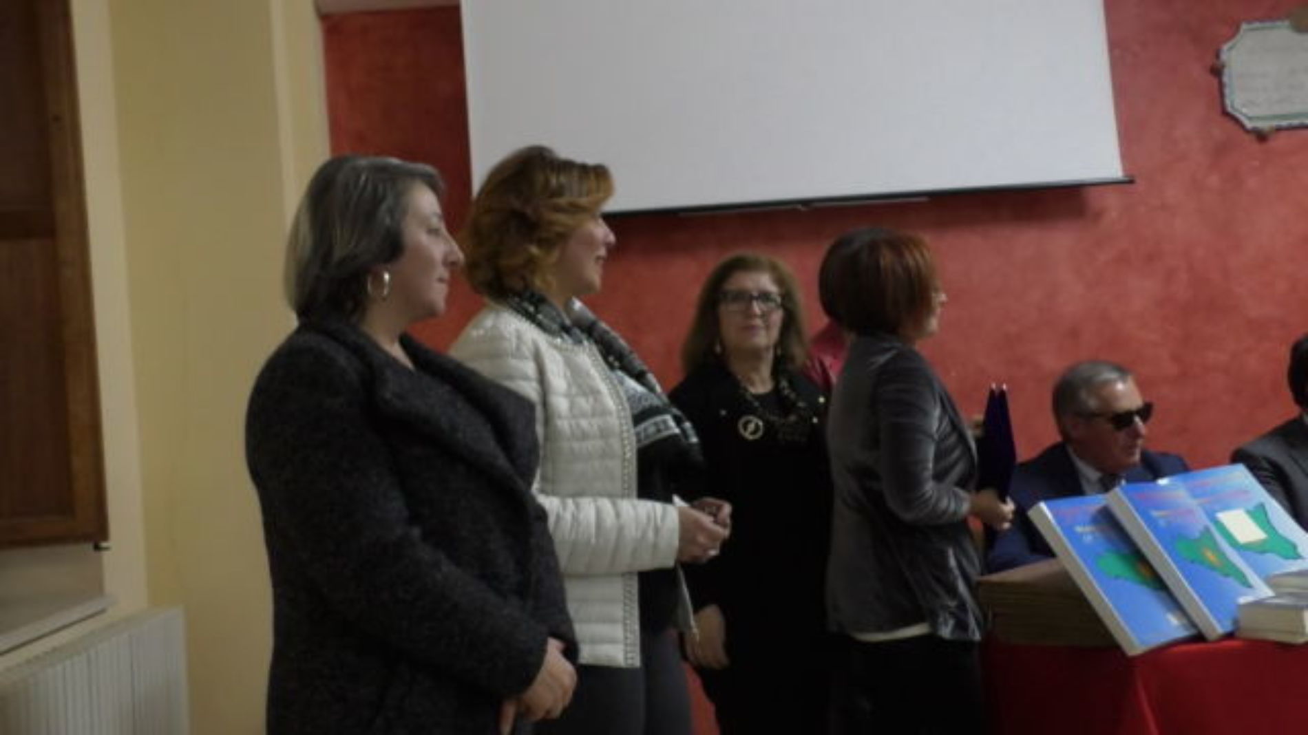 Barrafranca. VIDEO Donati i libri del prof. Pino Giunta e del prof. Carlo Flammà alla biblioteca comunale