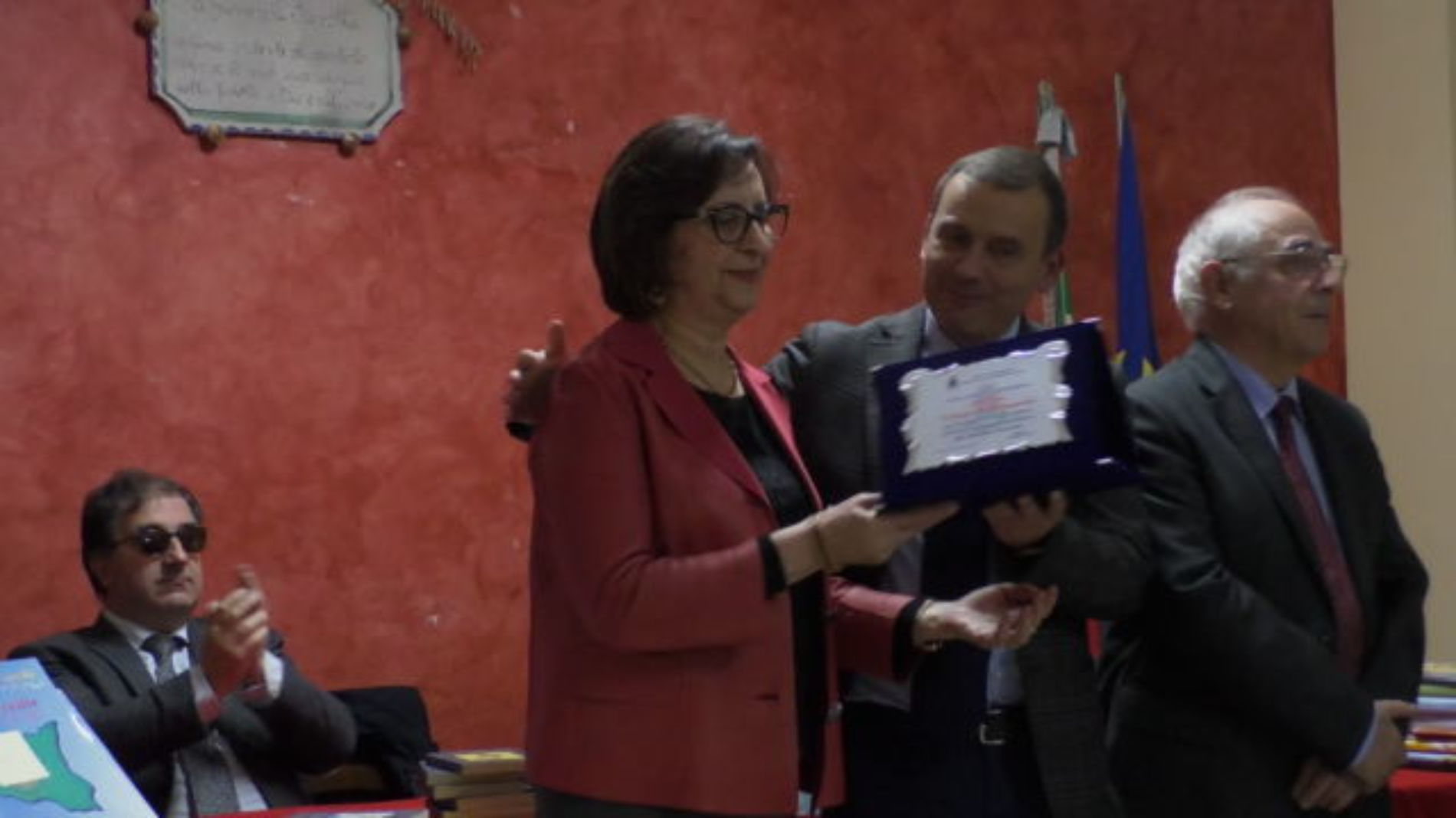 Barrafranca. VIDEO Donati i libri del prof. Pino Giunta e del prof. Carlo Flammà alla biblioteca comunale