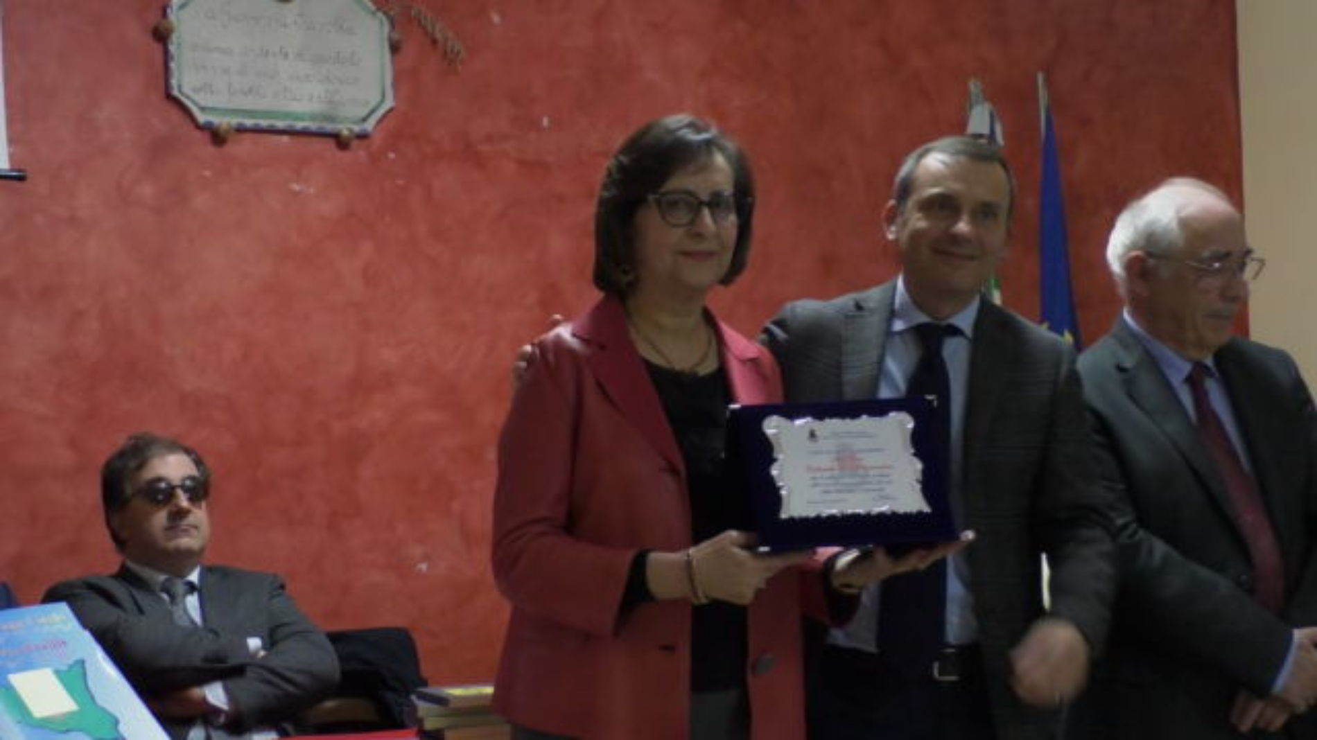 Barrafranca. VIDEO Donati i libri del prof. Pino Giunta e del prof. Carlo Flammà alla biblioteca comunale