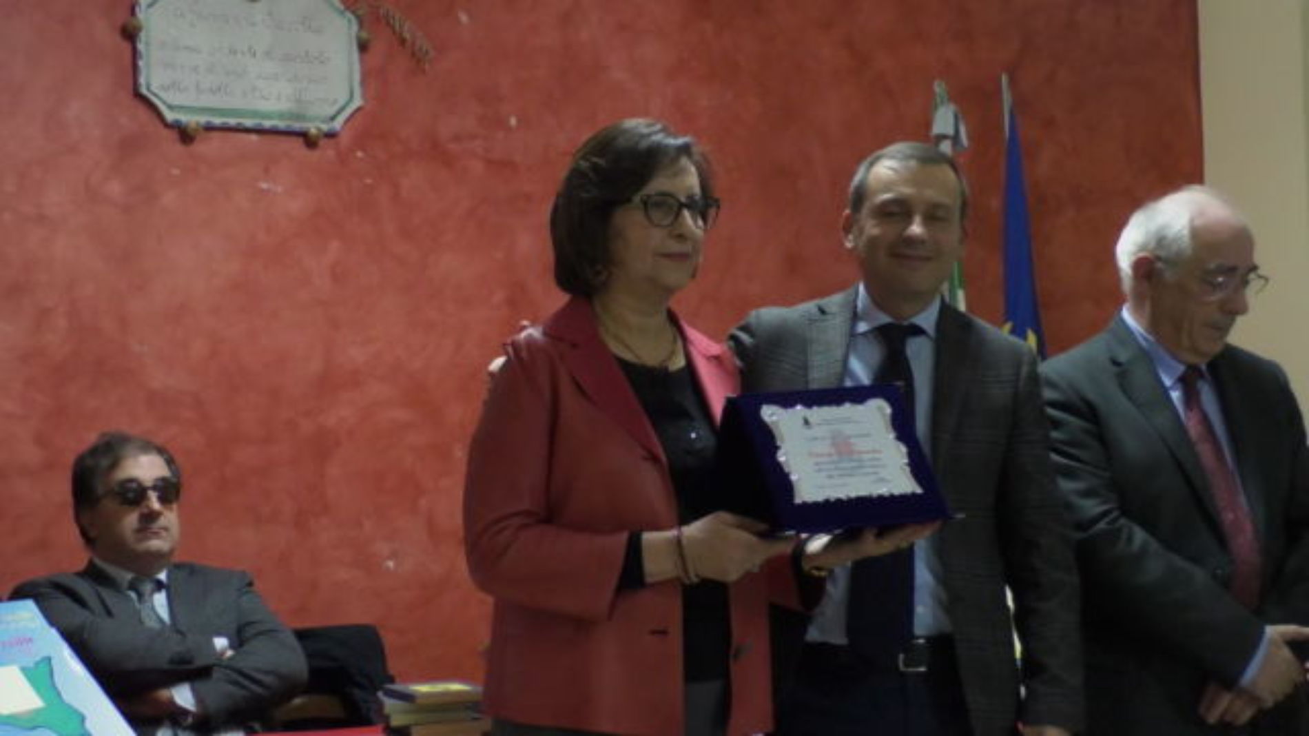 Barrafranca. VIDEO Donati i libri del prof. Pino Giunta e del prof. Carlo Flammà alla biblioteca comunale