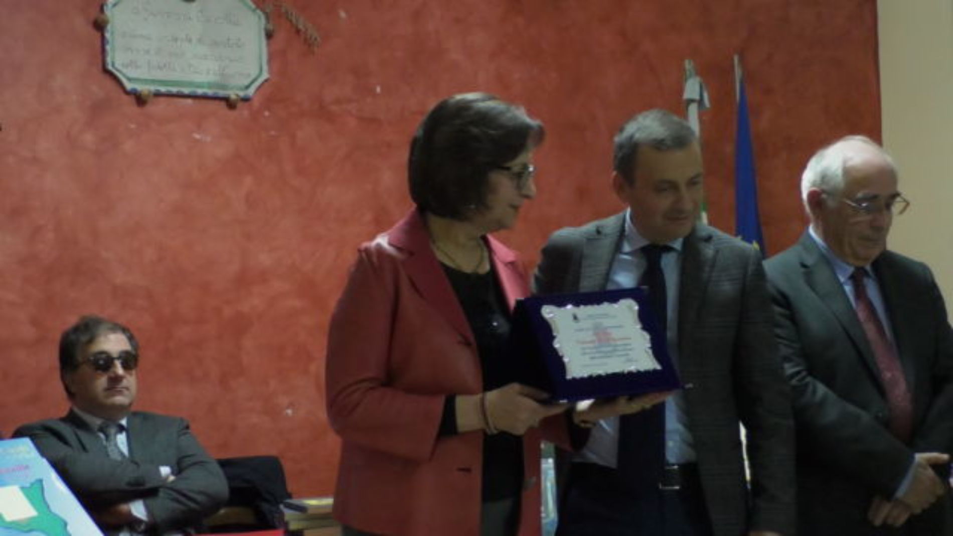 Barrafranca. VIDEO Donati i libri del prof. Pino Giunta e del prof. Carlo Flammà alla biblioteca comunale