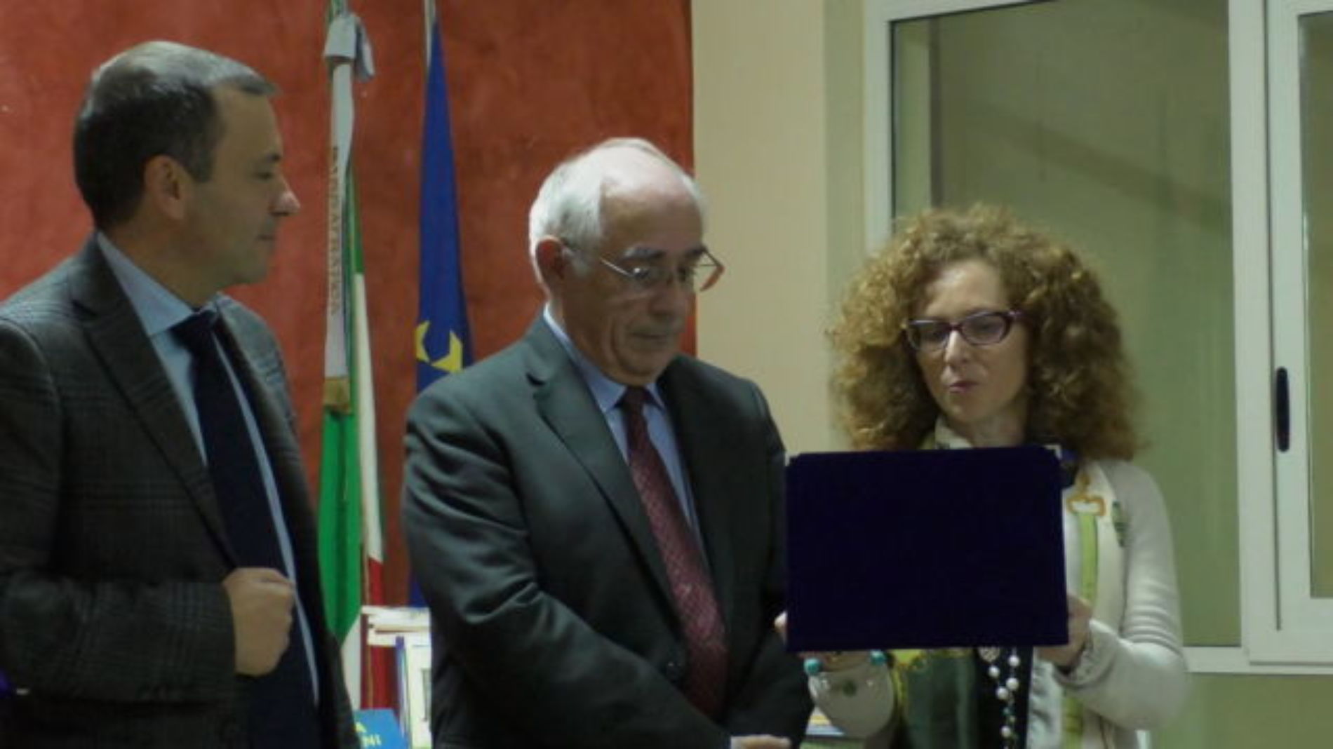 Barrafranca. VIDEO Donati i libri del prof. Pino Giunta e del prof. Carlo Flammà alla biblioteca comunale