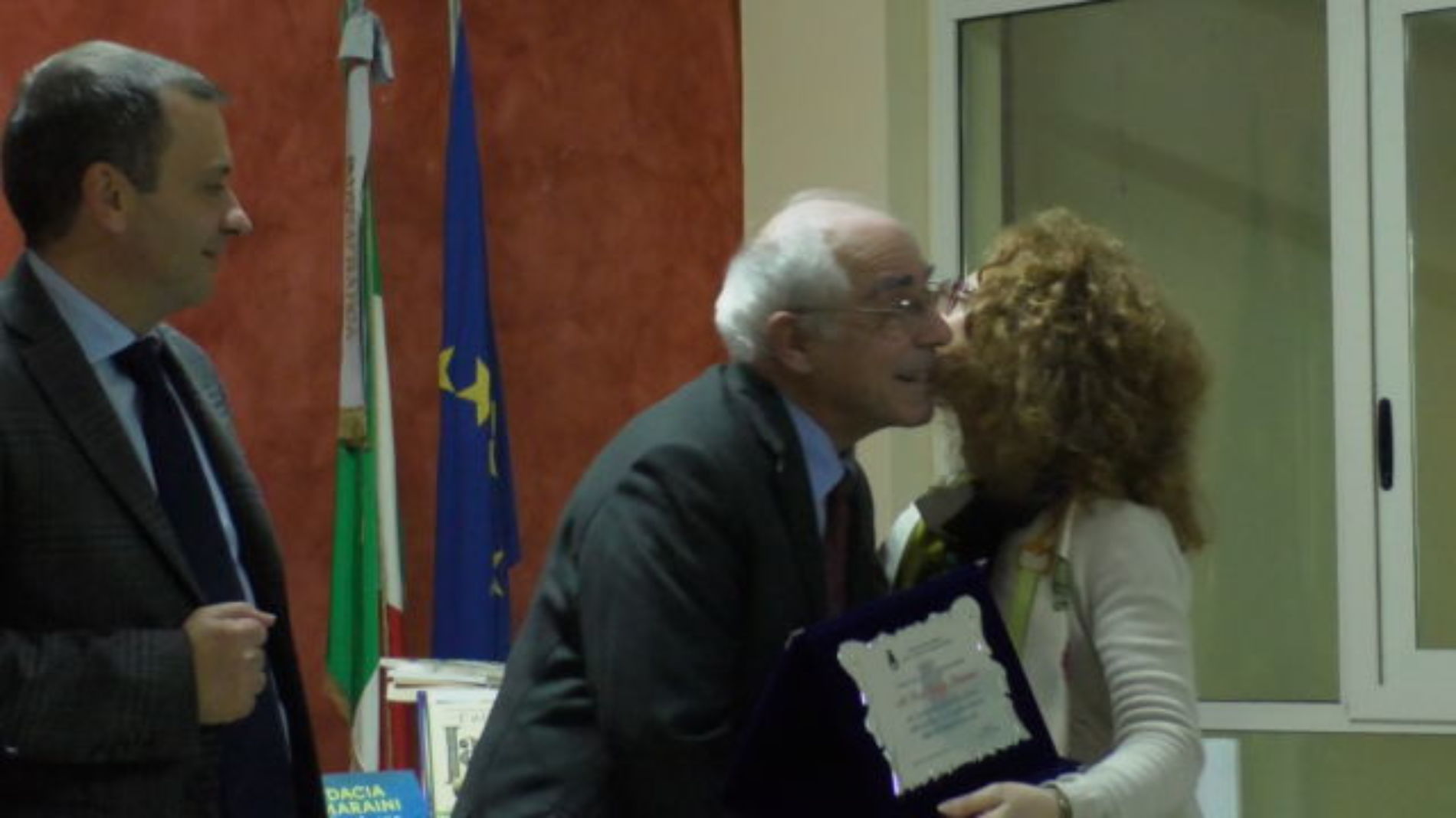Barrafranca. VIDEO Donati i libri del prof. Pino Giunta e del prof. Carlo Flammà alla biblioteca comunale