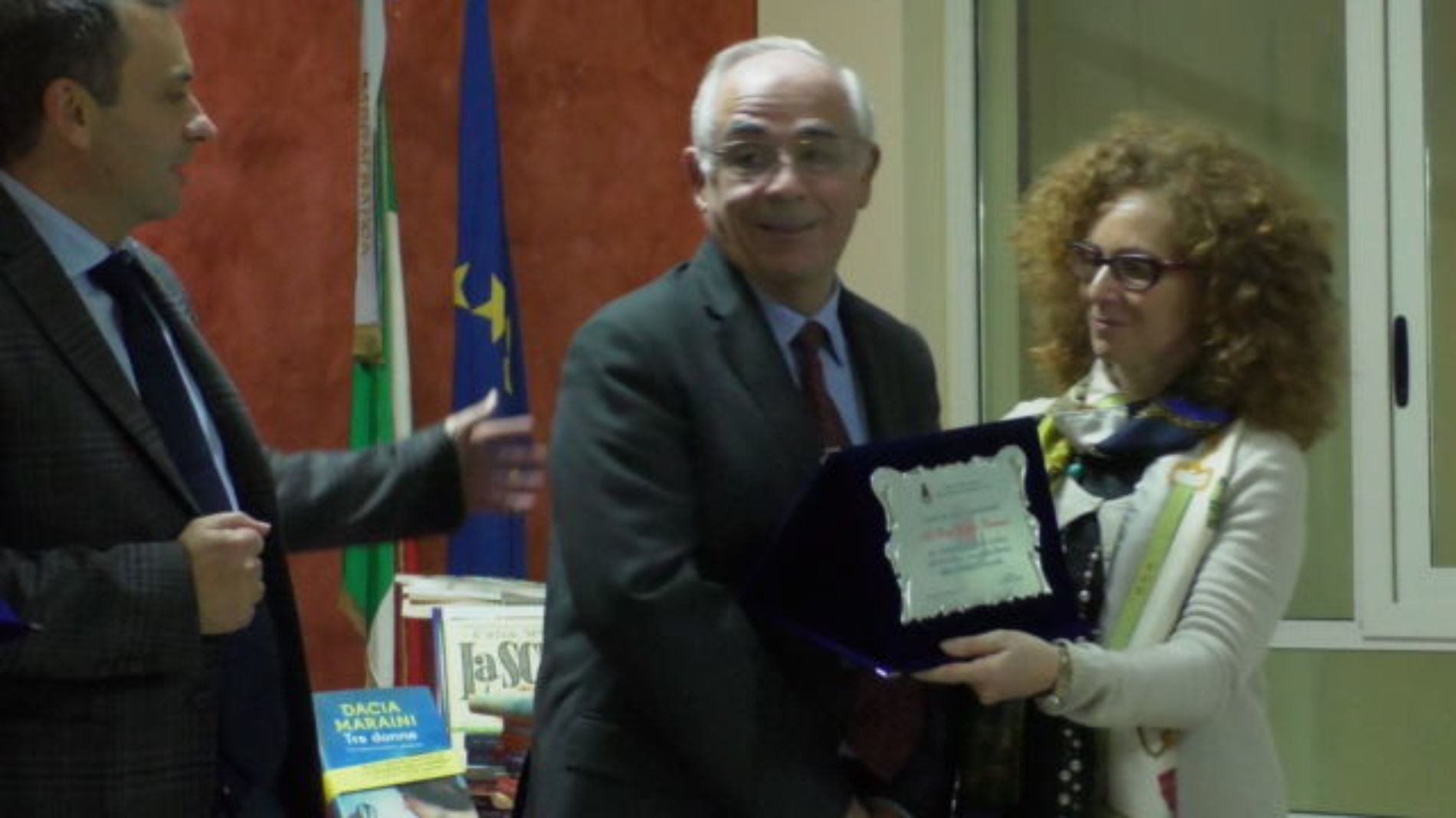 Barrafranca. VIDEO Donati i libri del prof. Pino Giunta e del prof. Carlo Flammà alla biblioteca comunale