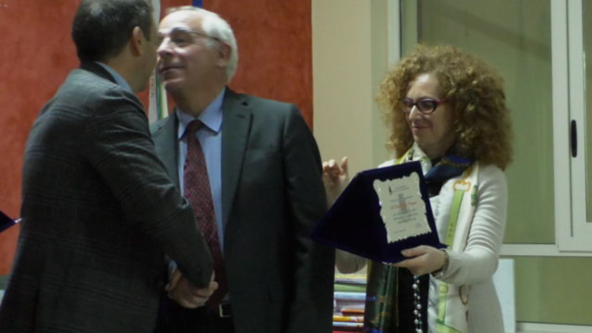 Barrafranca. VIDEO Donati i libri del prof. Pino Giunta e del prof. Carlo Flammà alla biblioteca comunale