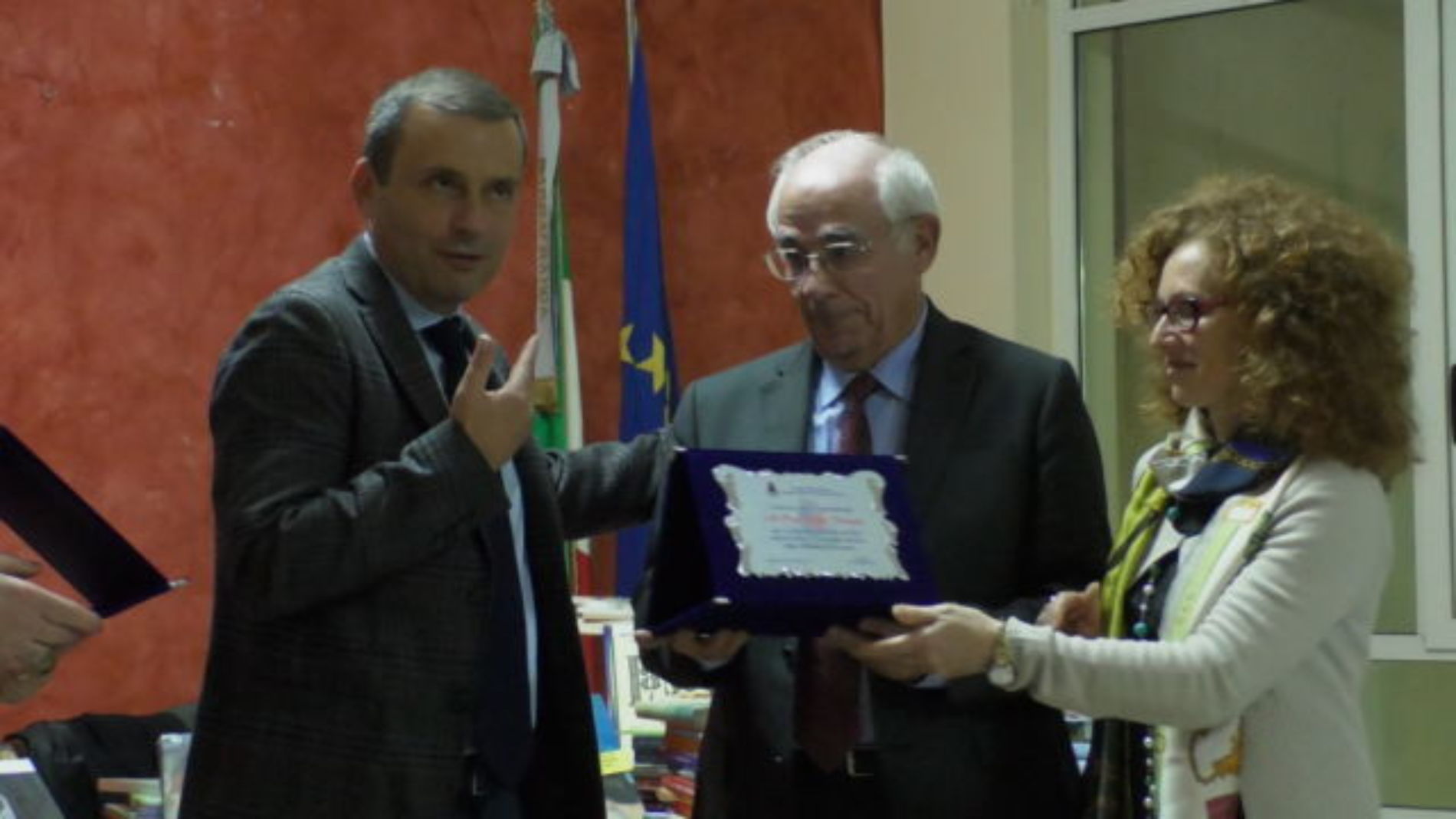 Barrafranca. VIDEO Donati i libri del prof. Pino Giunta e del prof. Carlo Flammà alla biblioteca comunale