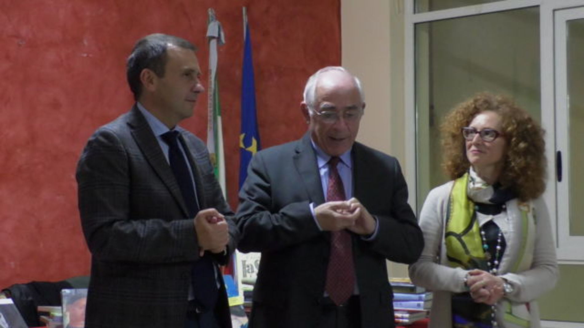 Barrafranca. VIDEO Donati i libri del prof. Pino Giunta e del prof. Carlo Flammà alla biblioteca comunale
