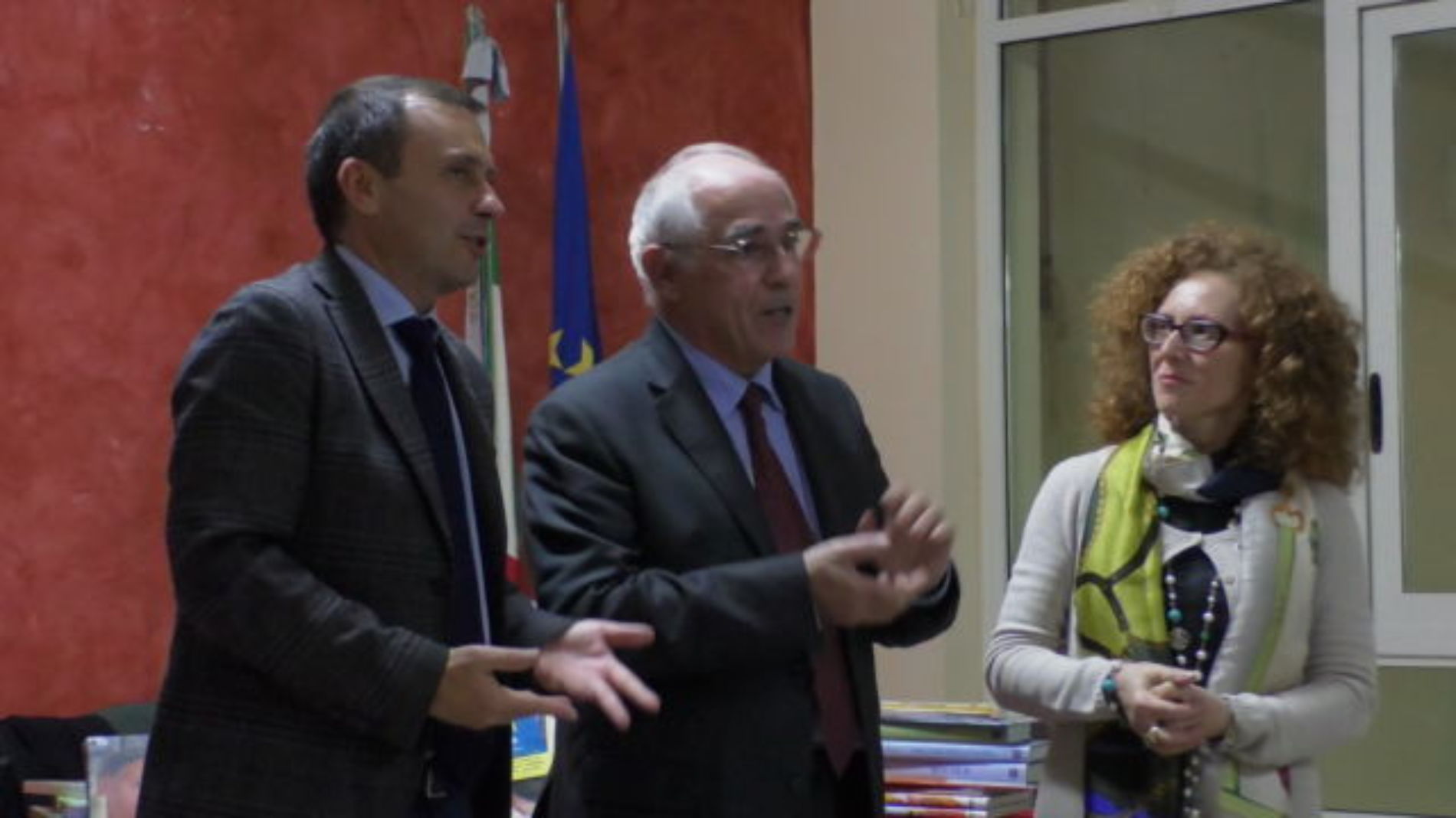 Barrafranca. VIDEO Donati i libri del prof. Pino Giunta e del prof. Carlo Flammà alla biblioteca comunale