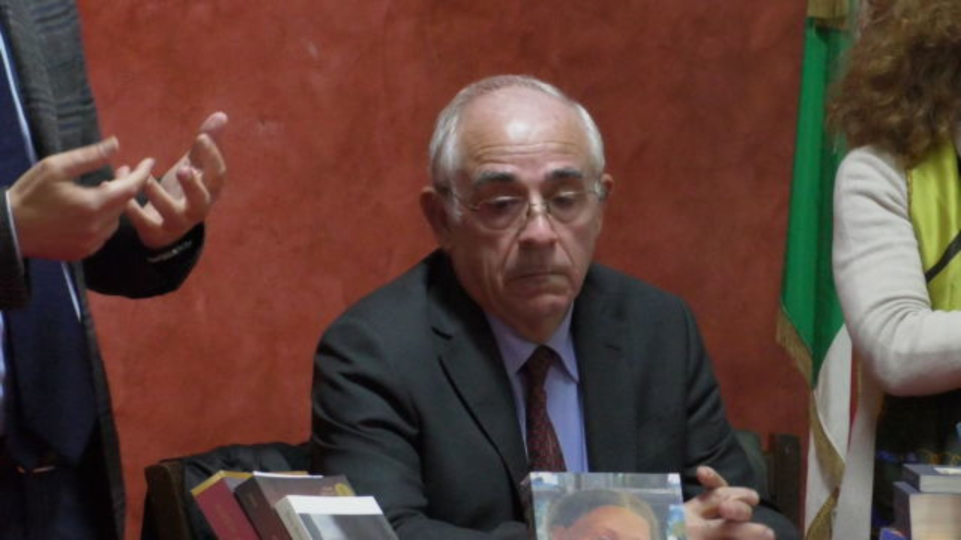 Barrafranca. VIDEO Donati i libri del prof. Pino Giunta e del prof. Carlo Flammà alla biblioteca comunale