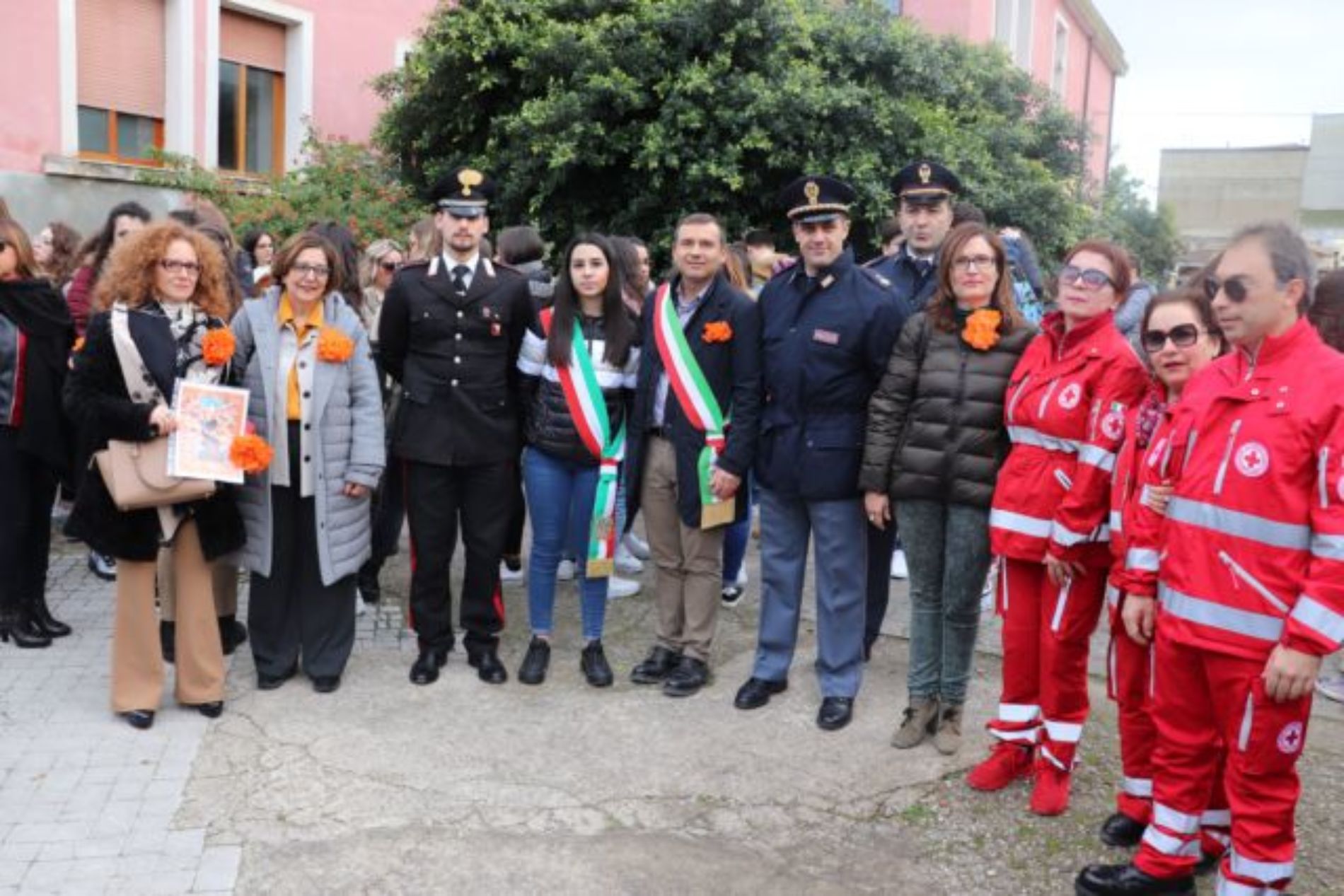 BARRAFRANCA.  Le scuole cittadine e numerose autorità per “Orange The Word. Un fiore arancione contro la violenza di genere”. 