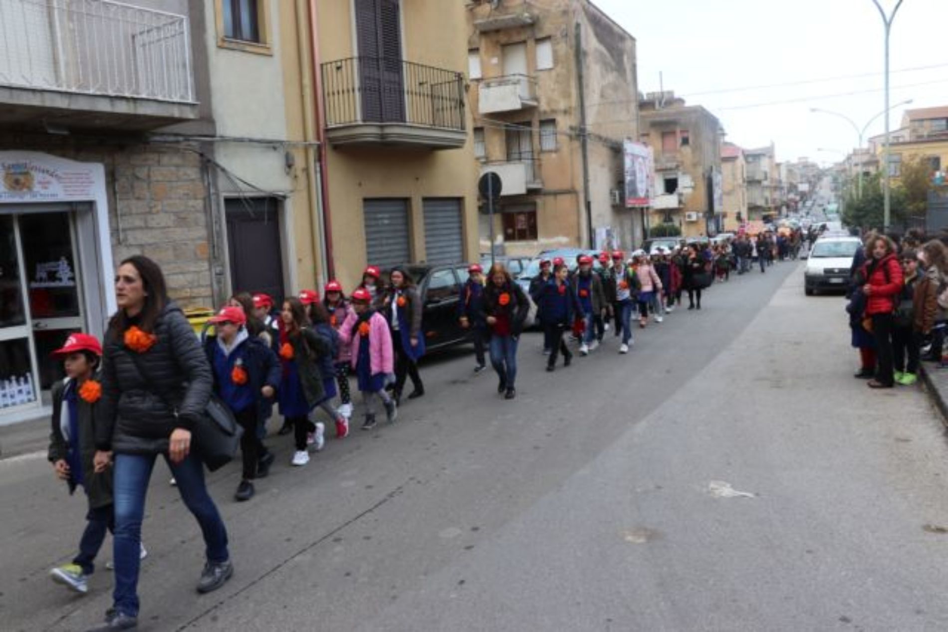 BARRAFRANCA.  Le scuole cittadine e numerose autorità per “Orange The Word. Un fiore arancione contro la violenza di genere”. 