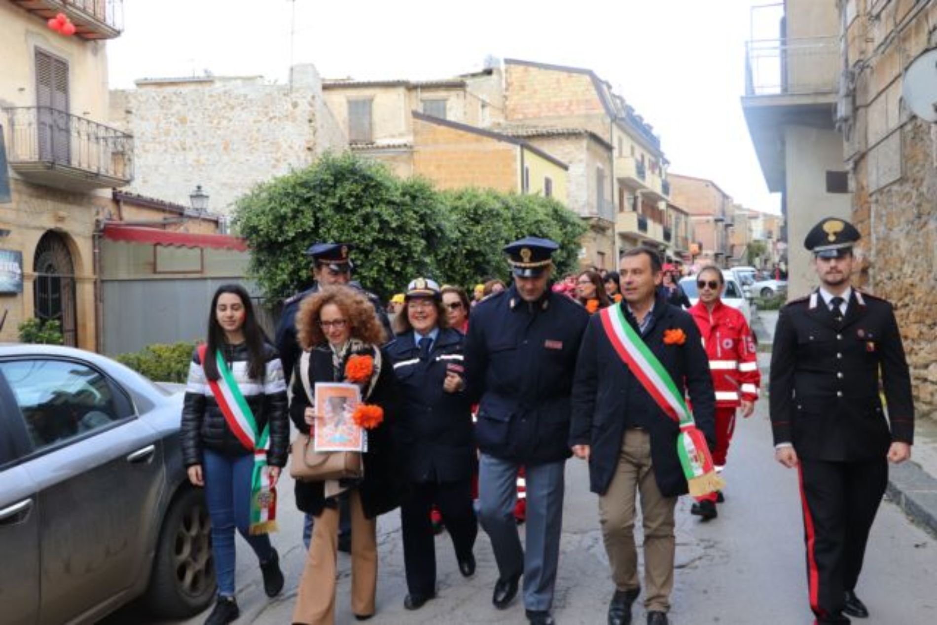 BARRAFRANCA.  Le scuole cittadine e numerose autorità per “Orange The Word. Un fiore arancione contro la violenza di genere”. 