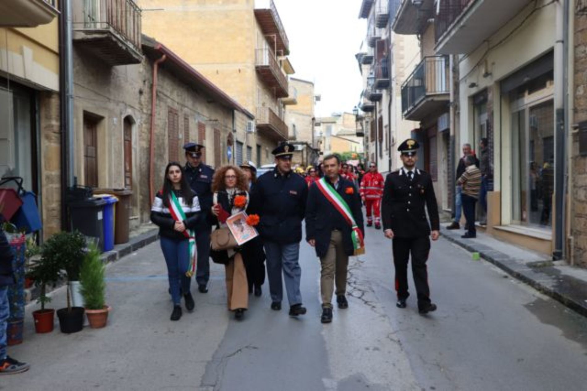 BARRAFRANCA.  Le scuole cittadine e numerose autorità per “Orange The Word. Un fiore arancione contro la violenza di genere”. 
