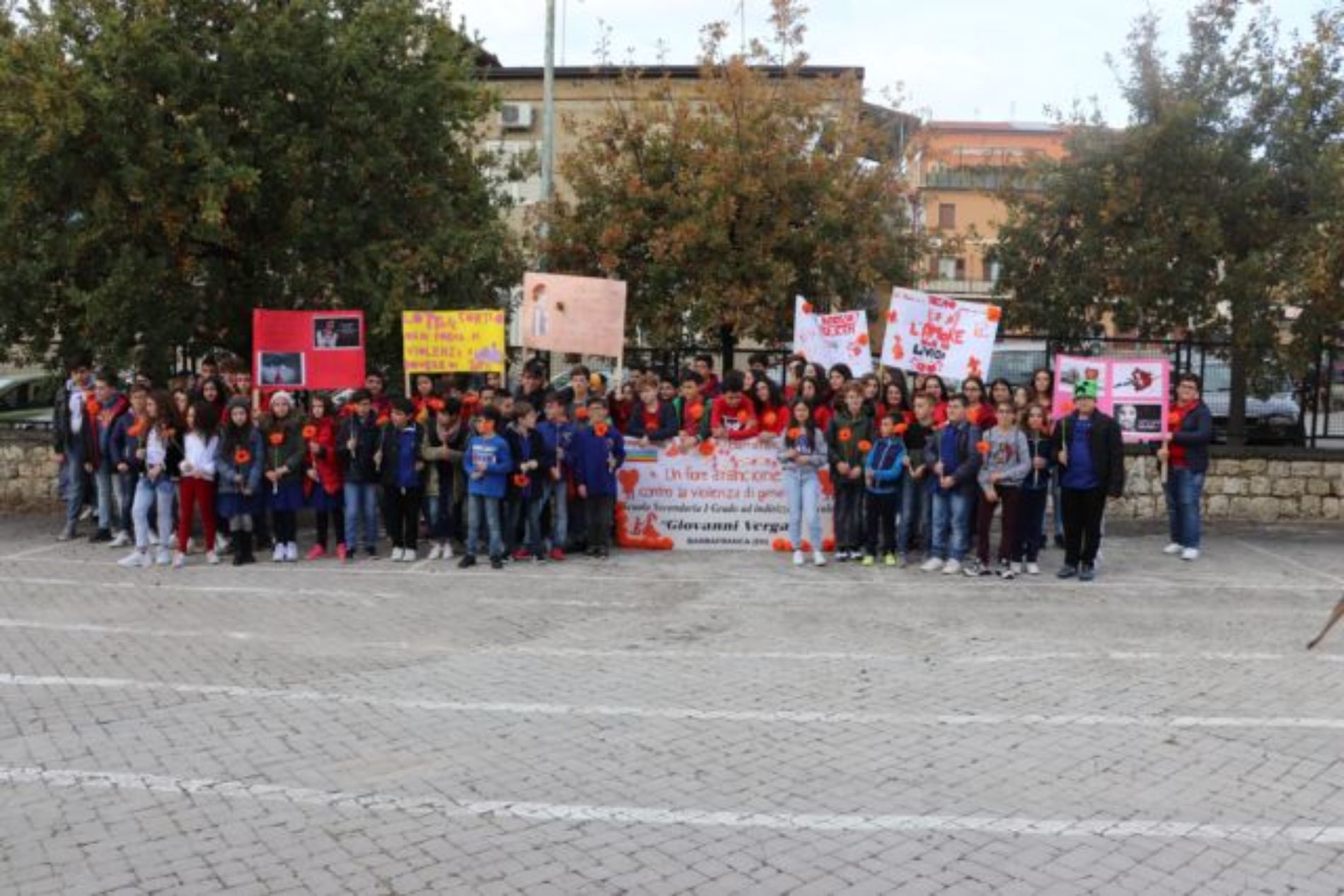 BARRAFRANCA.  Le scuole cittadine e numerose autorità per “Orange The Word. Un fiore arancione contro la violenza di genere”. 
