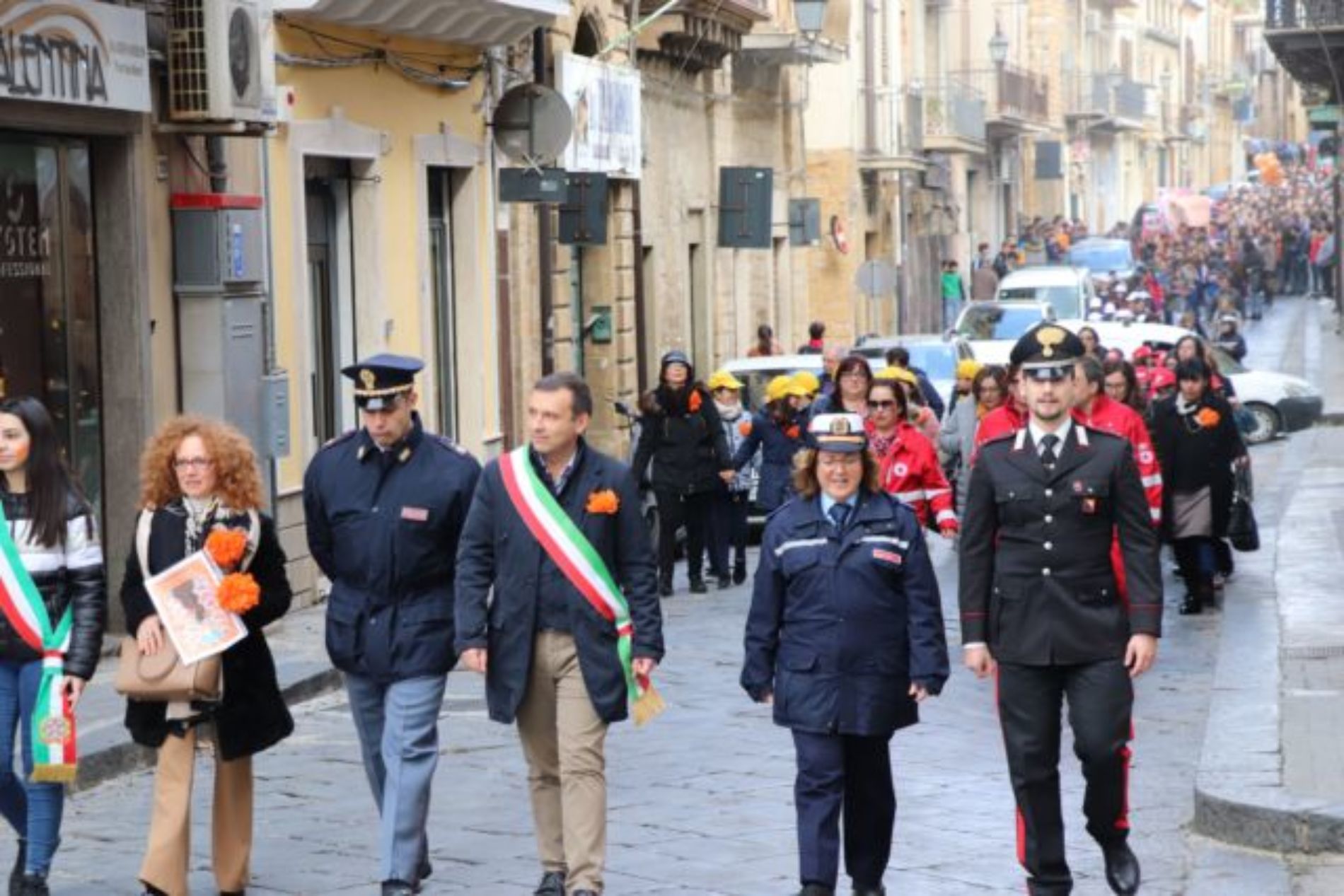 BARRAFRANCA.  Le scuole cittadine e numerose autorità per “Orange The Word. Un fiore arancione contro la violenza di genere”. 