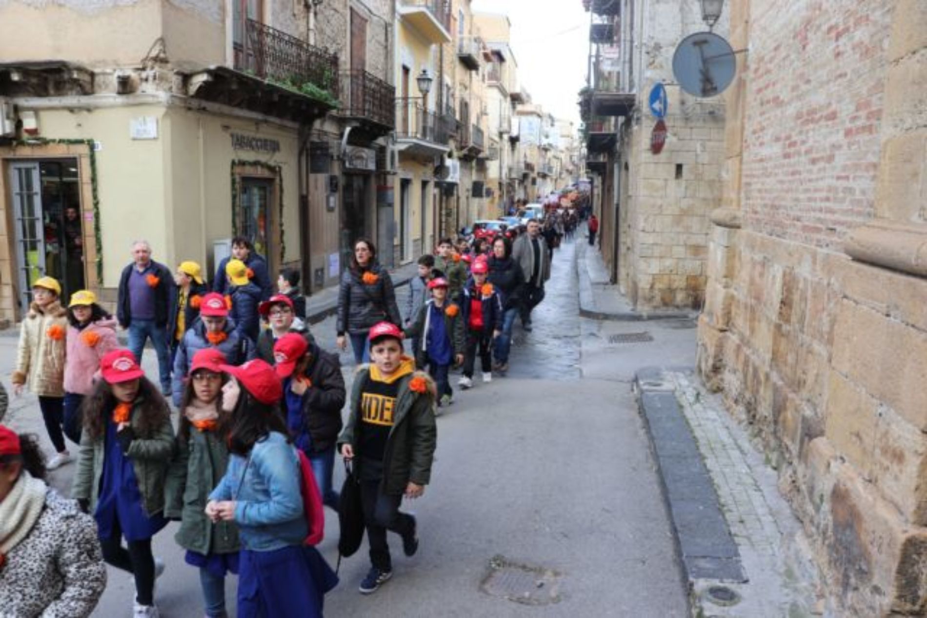BARRAFRANCA.  Le scuole cittadine e numerose autorità per “Orange The Word. Un fiore arancione contro la violenza di genere”. 
