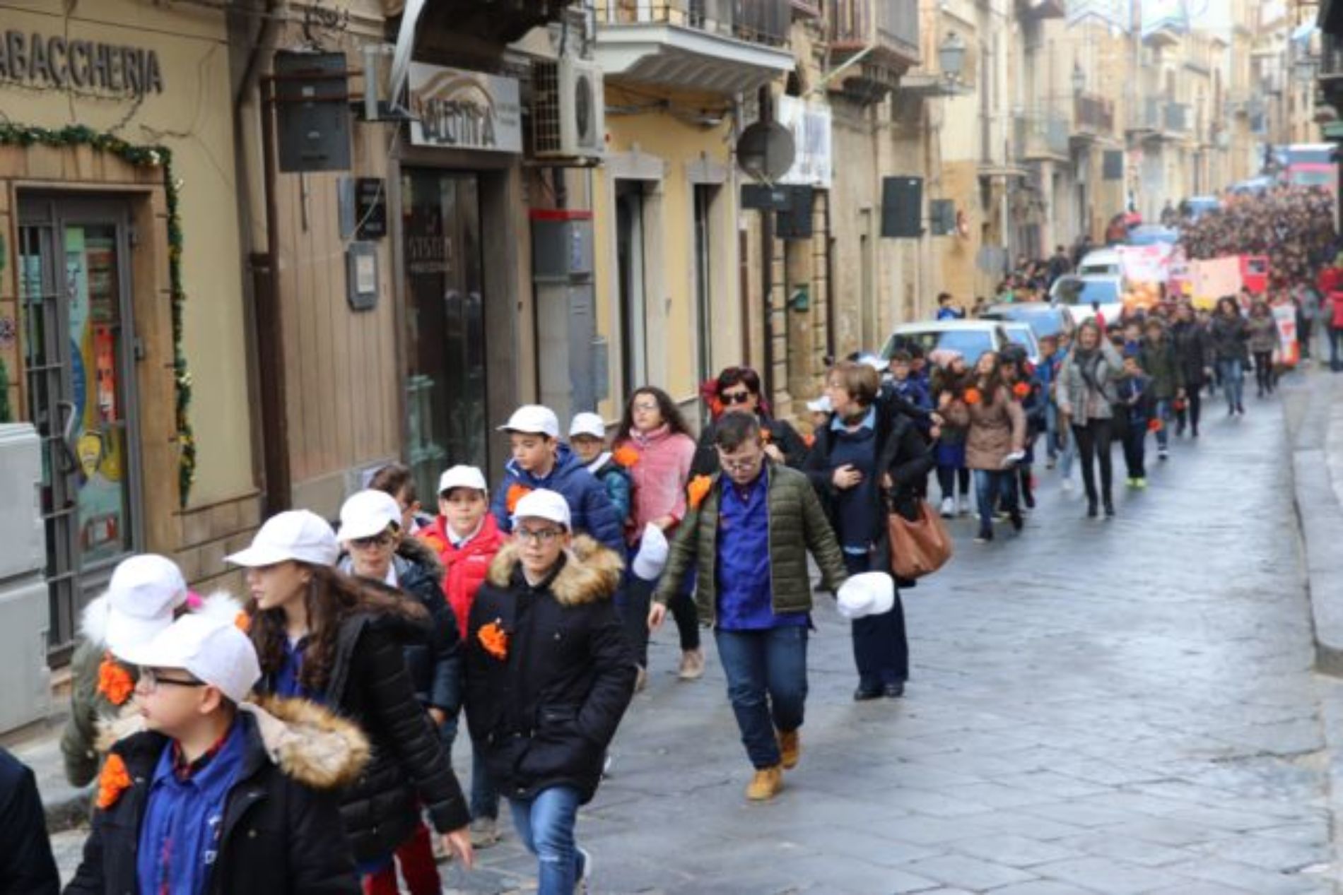BARRAFRANCA.  Le scuole cittadine e numerose autorità per “Orange The Word. Un fiore arancione contro la violenza di genere”. 