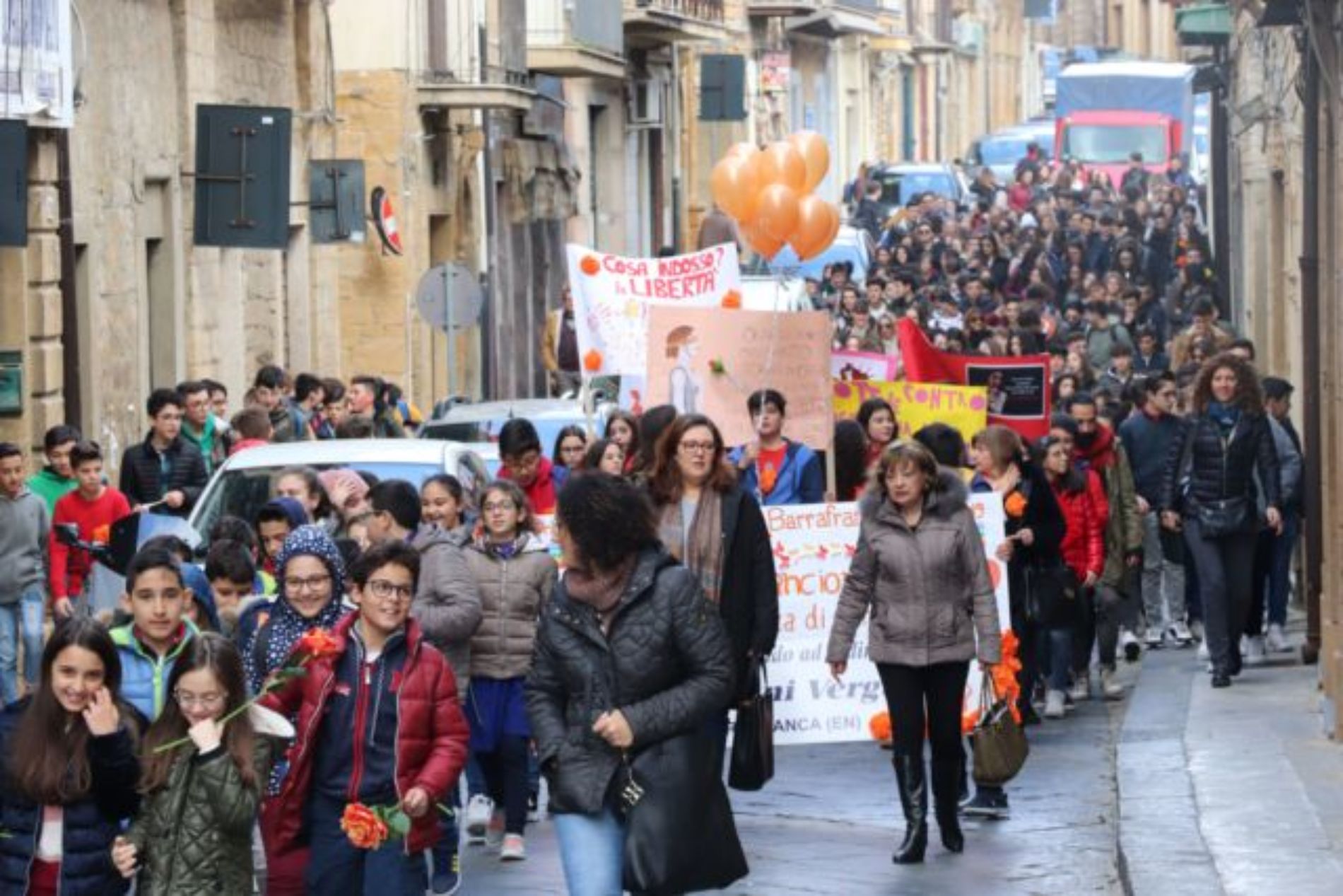 BARRAFRANCA.  Le scuole cittadine e numerose autorità per “Orange The Word. Un fiore arancione contro la violenza di genere”. 