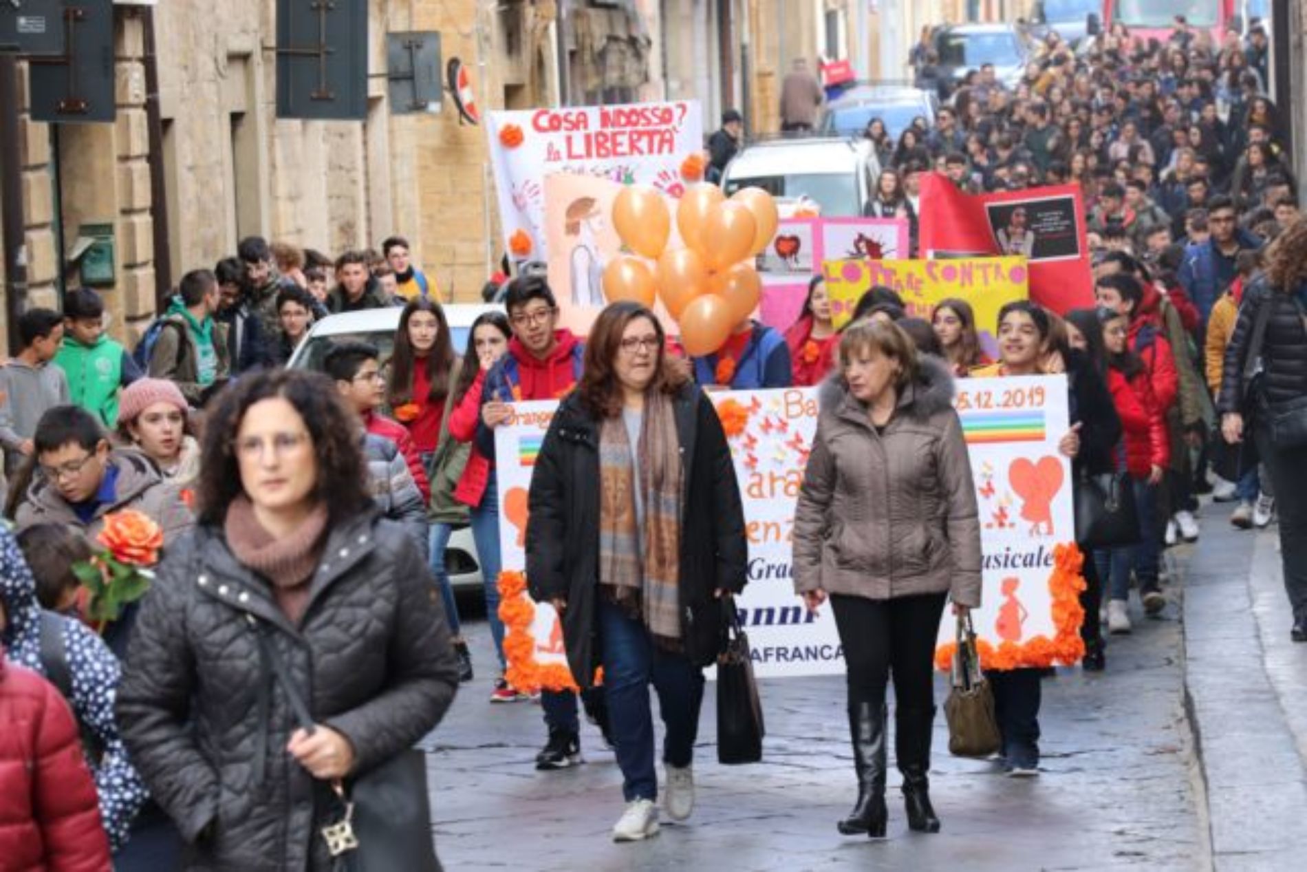 BARRAFRANCA.  Le scuole cittadine e numerose autorità per “Orange The Word. Un fiore arancione contro la violenza di genere”. 