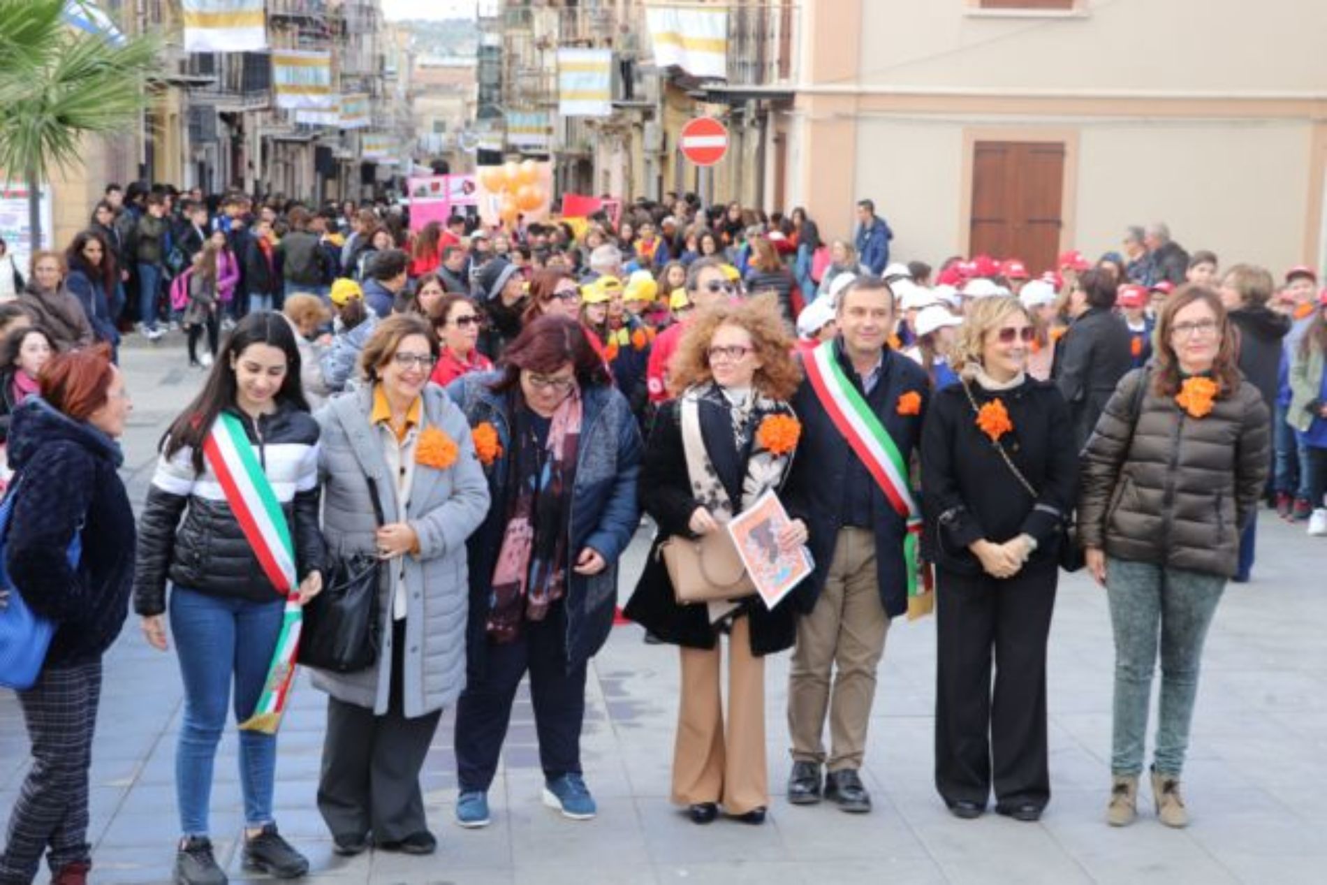 BARRAFRANCA.  Le scuole cittadine e numerose autorità per “Orange The Word. Un fiore arancione contro la violenza di genere”. 