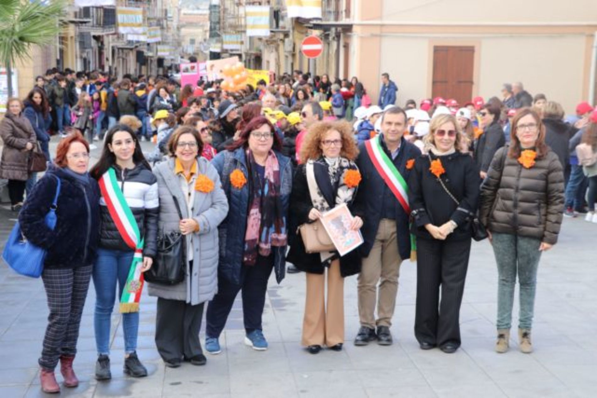 BARRAFRANCA.  Le scuole cittadine e numerose autorità per “Orange The Word. Un fiore arancione contro la violenza di genere”. 