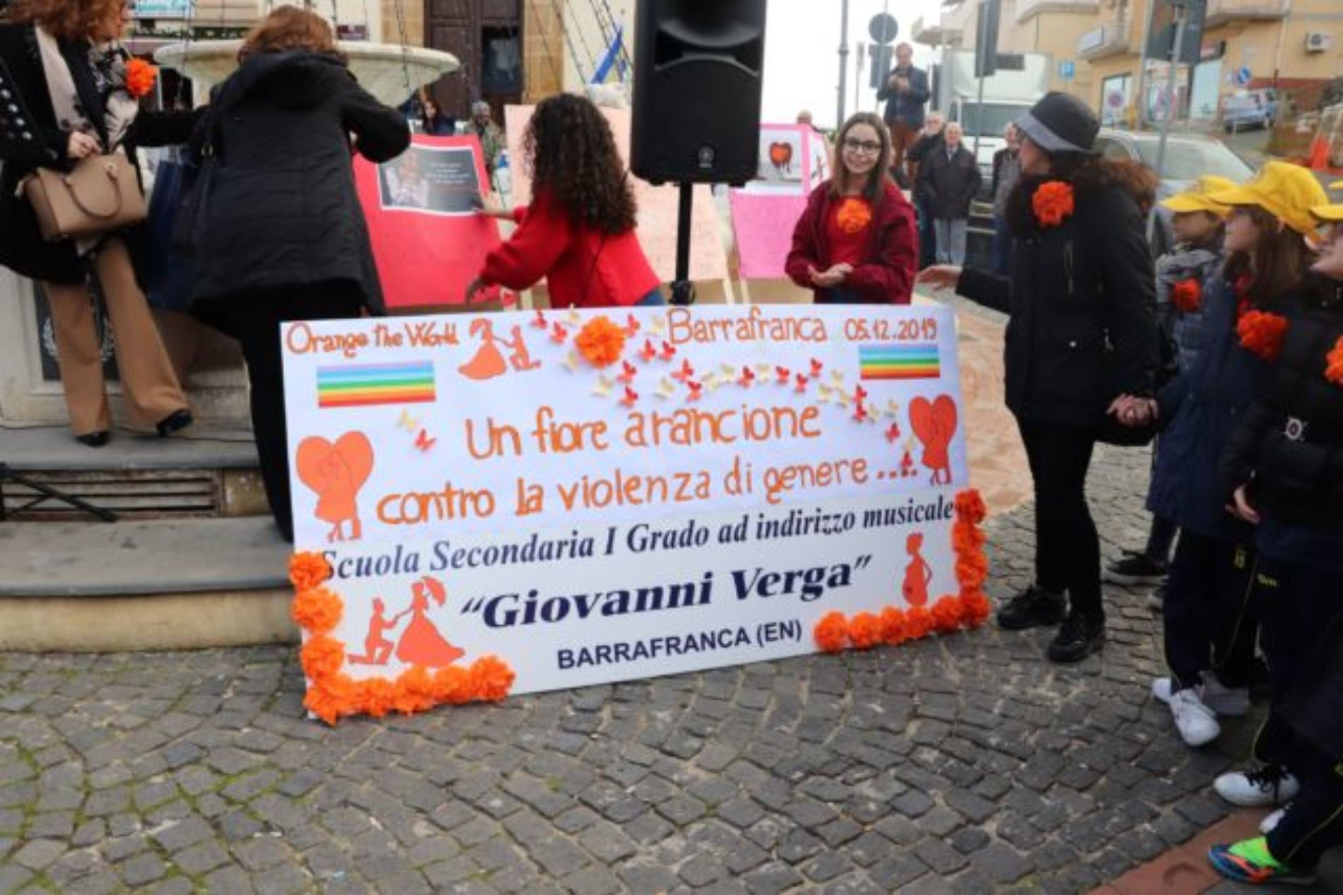 BARRAFRANCA.  Le scuole cittadine e numerose autorità per “Orange The Word. Un fiore arancione contro la violenza di genere”. 