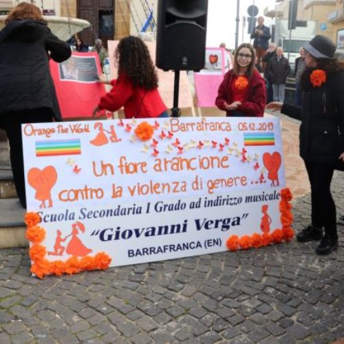 BARRAFRANCA.  Le scuole cittadine e numerose autorità per “Orange The Word. Un fiore arancione contro la violenza di genere”. 
