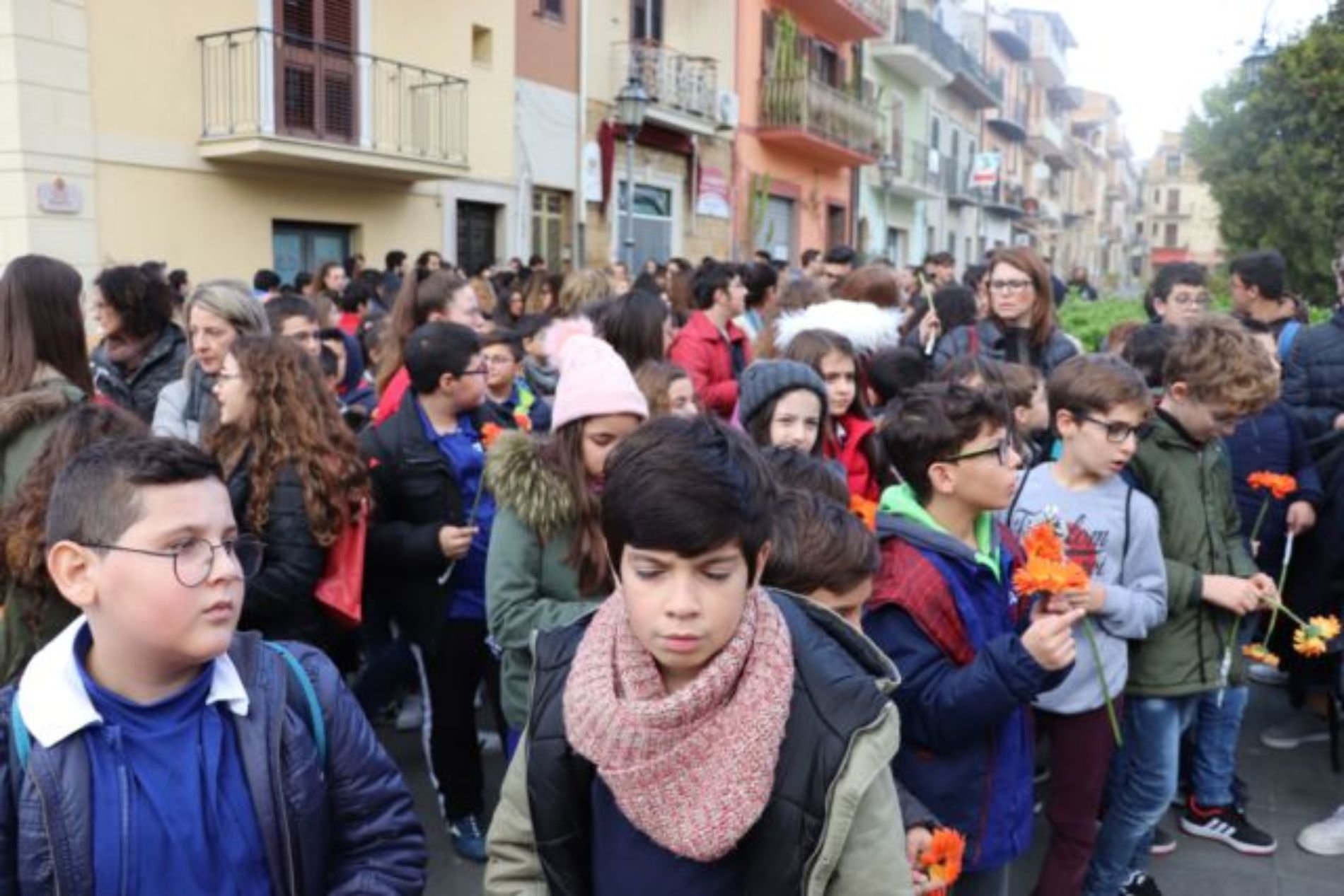 BARRAFRANCA.  Le scuole cittadine e numerose autorità per “Orange The Word. Un fiore arancione contro la violenza di genere”. 