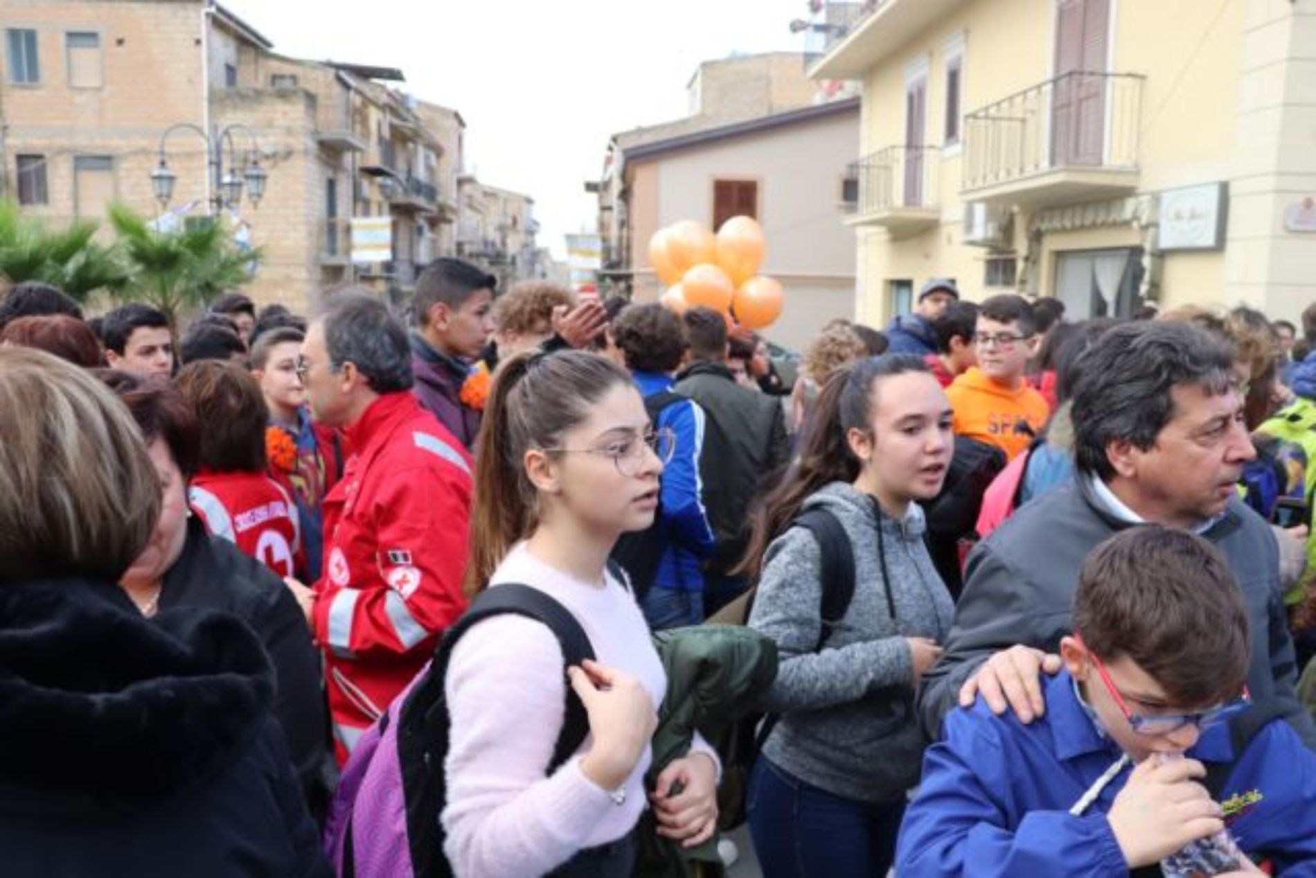 BARRAFRANCA.  Le scuole cittadine e numerose autorità per “Orange The Word. Un fiore arancione contro la violenza di genere”. 