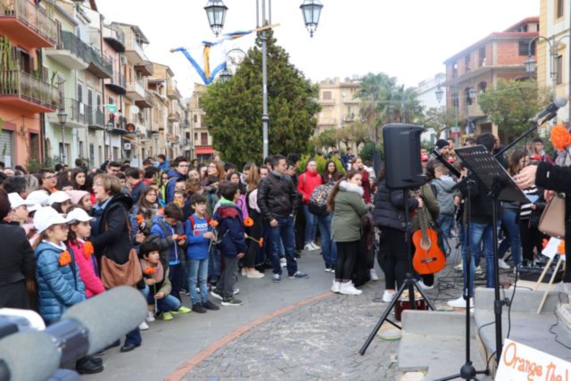 BARRAFRANCA.  Le scuole cittadine e numerose autorità per “Orange The Word. Un fiore arancione contro la violenza di genere”. 