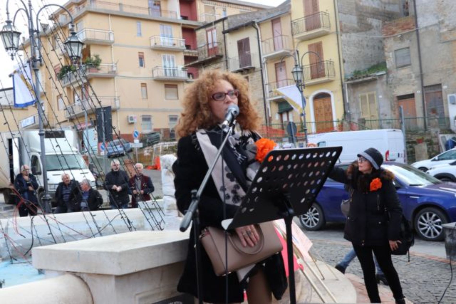BARRAFRANCA.  Le scuole cittadine e numerose autorità per “Orange The Word. Un fiore arancione contro la violenza di genere”. 