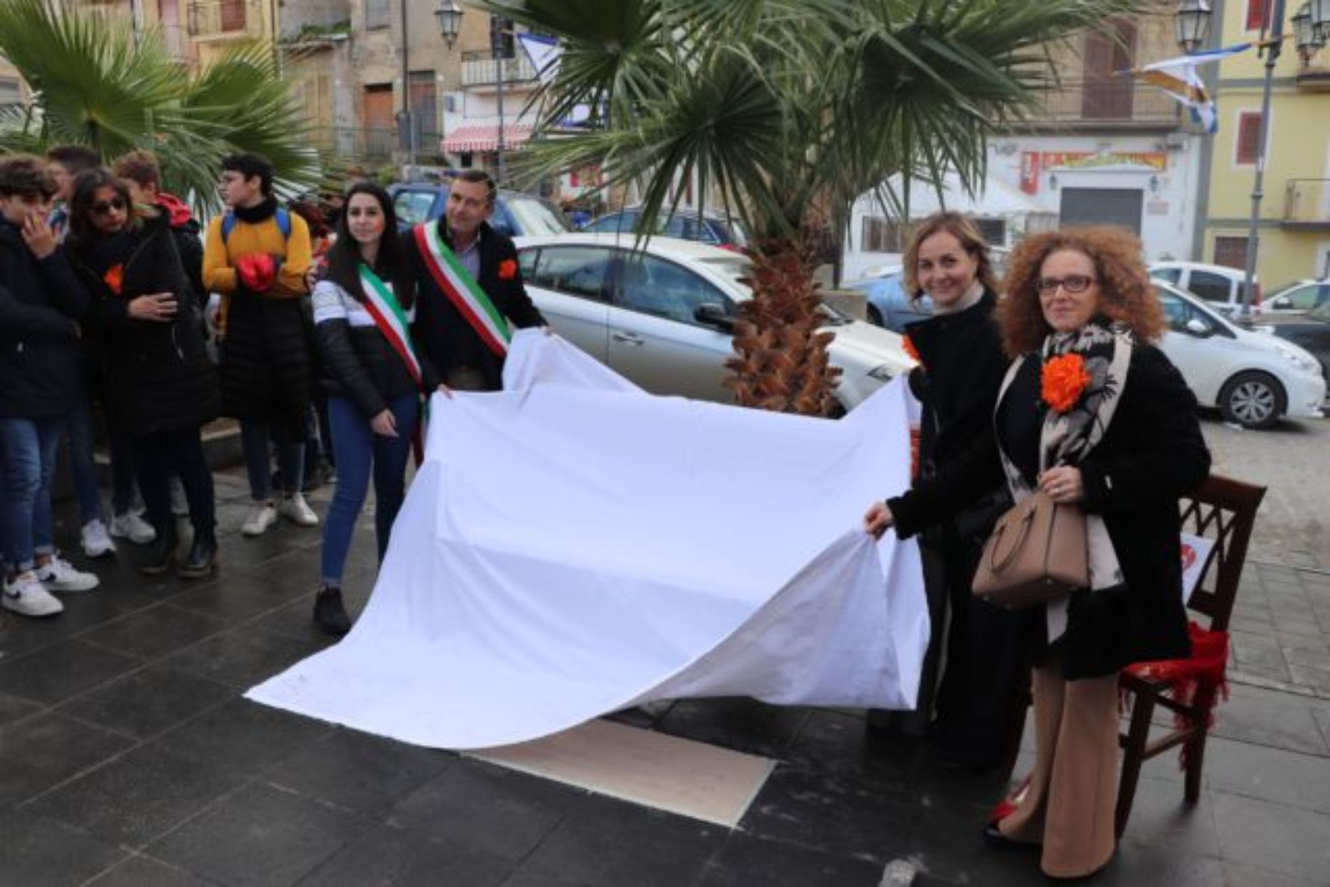 BARRAFRANCA.  Le scuole cittadine e numerose autorità per “Orange The Word. Un fiore arancione contro la violenza di genere”. 