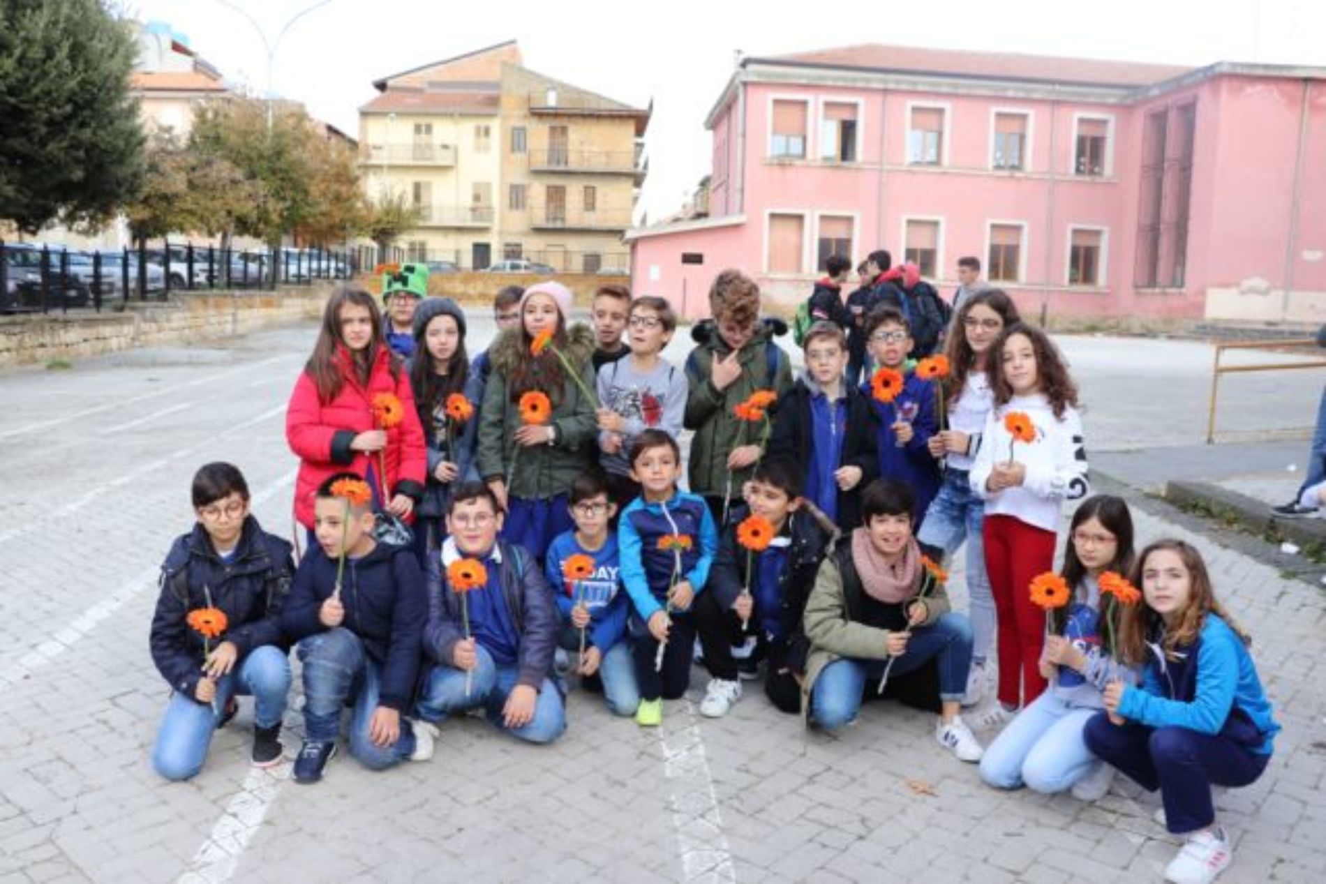 BARRAFRANCA.  Le scuole cittadine e numerose autorità per “Orange The Word. Un fiore arancione contro la violenza di genere”. 
