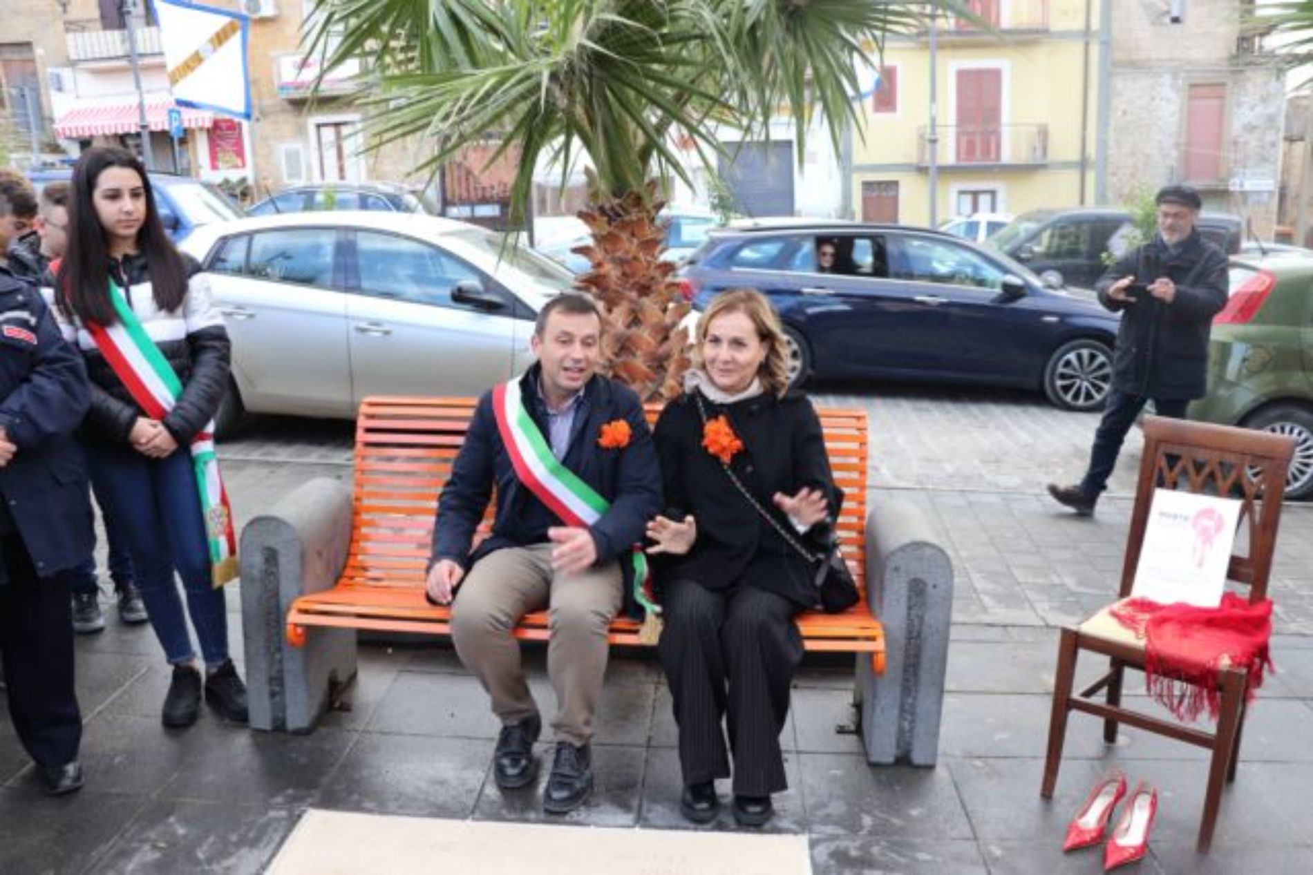 BARRAFRANCA.  Le scuole cittadine e numerose autorità per “Orange The Word. Un fiore arancione contro la violenza di genere”. 