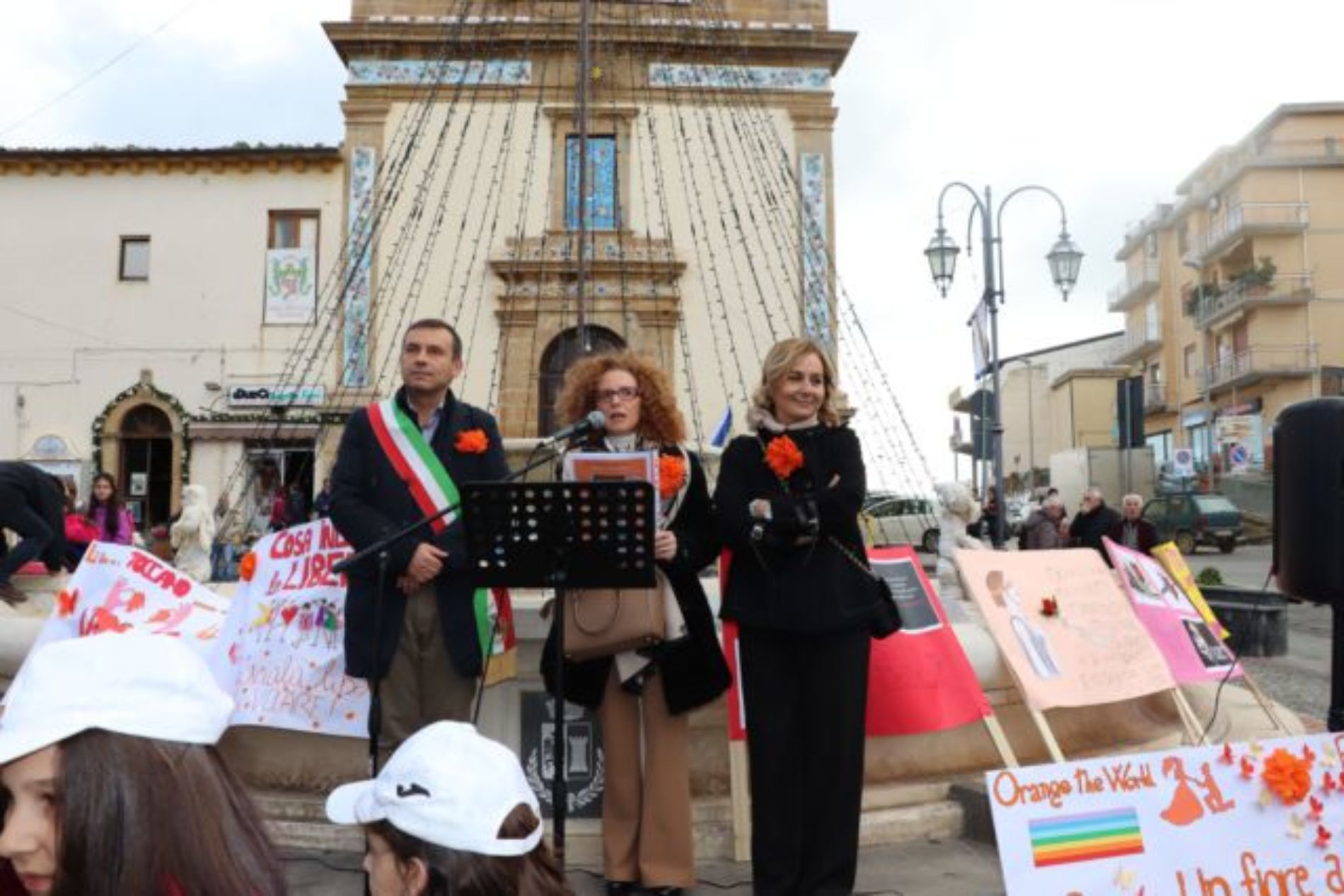 BARRAFRANCA.  Le scuole cittadine e numerose autorità per “Orange The Word. Un fiore arancione contro la violenza di genere”. 